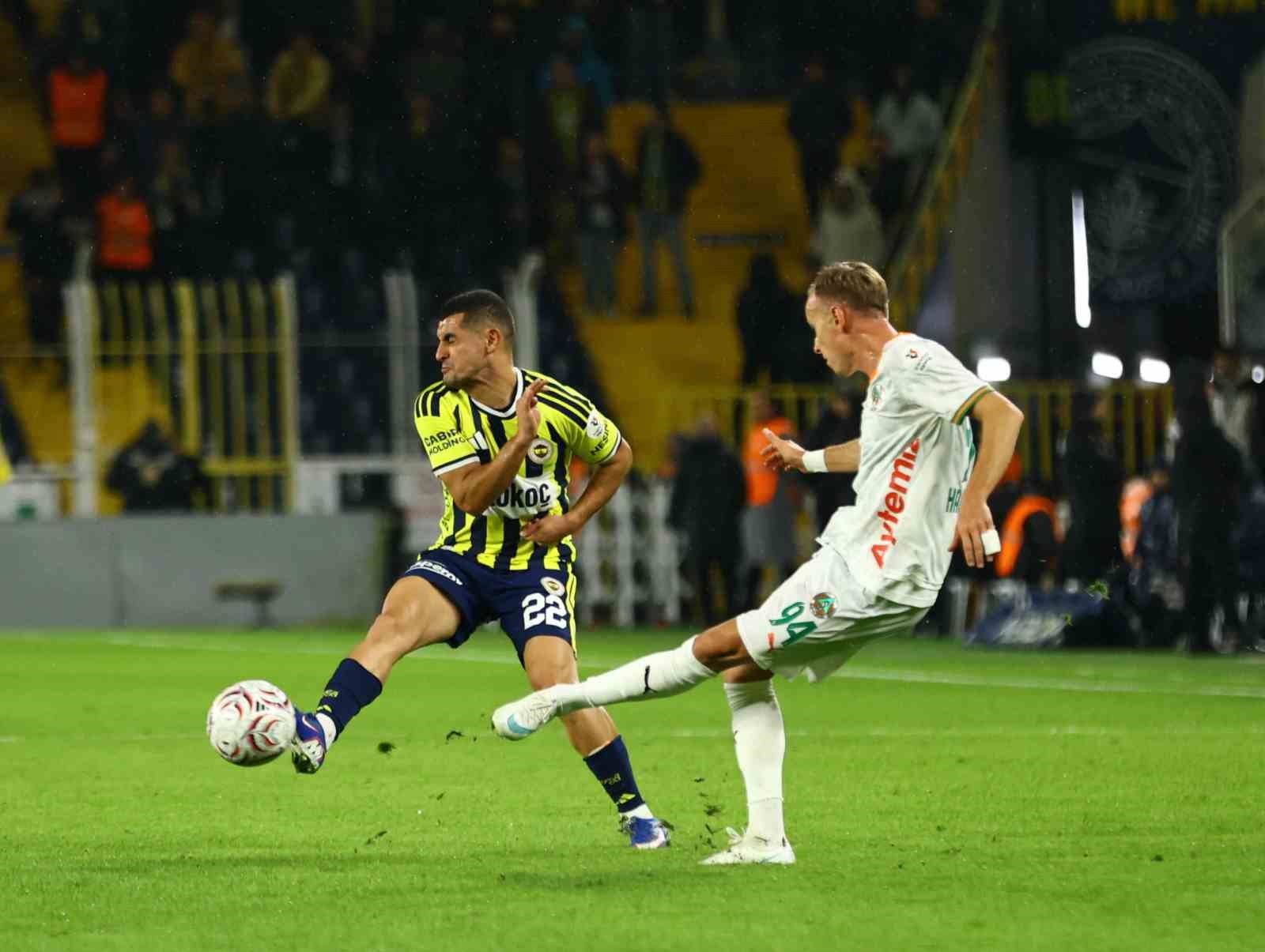 TRENDYOL SÜPER LİG'İN 8. HAFTASINDA FENERBAHÇE, CORENDON ALANYASPOR'U KONUK EDİYOR. MÜCADELENİN İLK YARISI SARI-LACİVERTLİLERİN 1-0'LIK ÜSTÜNLÜĞÜYLE TAMAMLANDI.