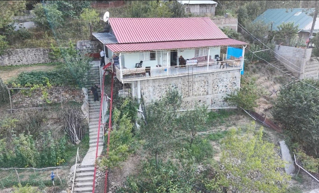 OSMANİYE'DE 71 YAŞINDAKİ EMEKLİ HAMDİ YAŞAR KANDEMİR, DİYALİZ HASTASI EŞİNİN 60 BASAMAKLA ULAŞILAN YAYLA EVİNE RAHAT ÇIKABİLMESİ İÇİN KENDİ İMKANLARIYLA ASANSÖR YAPTI.