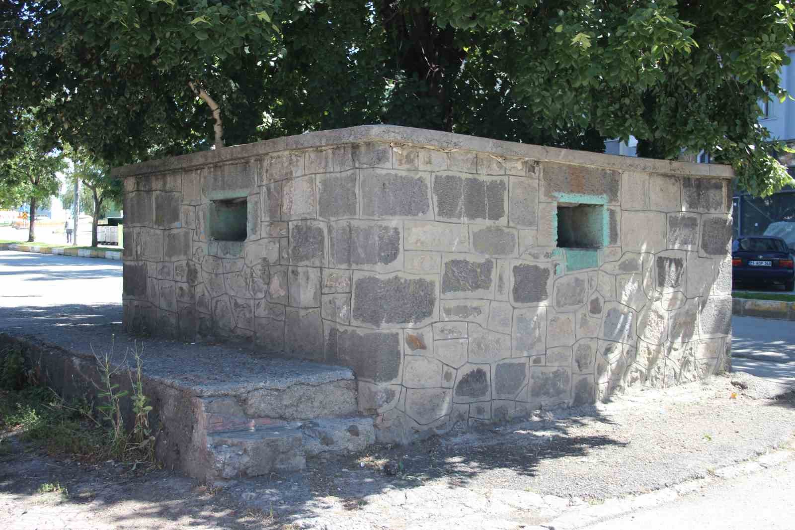 "ÖKSÜRÜK BABA" OLARAK BİLİNEN TARİHİ ZİYARETGÂH, ÖZELLİKLE ÖKSÜRÜK RAHATSIZLIĞI YAŞAYAN VATANDAŞLARIN ŞİFA UMUDUYLA ZİYARET ETTİĞİ BİR MEKÂN OLARAK ÖNE ÇIKIYOR.
