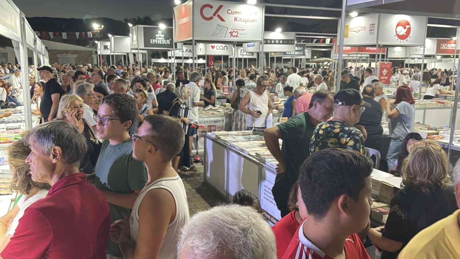 BALIKESİR’İN EDREMİT BELEDİYESİ TARAFINDAN "ÖLMEZ AĞACIN GÖLGESİNDE KİTAP" TEMASIYLA DÜZENLENEN 8. EDREMİT KİTAP FUARI BAŞLADI.  YAKLAŞIK 380 YAZAR, ŞAİR, GAZETECİ, AKADEMİSYEN, BELEDİYE BAŞKANI VE MİLLETVEKİLİ İLE 145 YAYINEVİNİN YER ALDIĞI FUAR, 23 AĞUSTOS PAZAR GÜNÜNE KADAR ZİYARETÇİLERİNİ AĞIRLAYACAK.