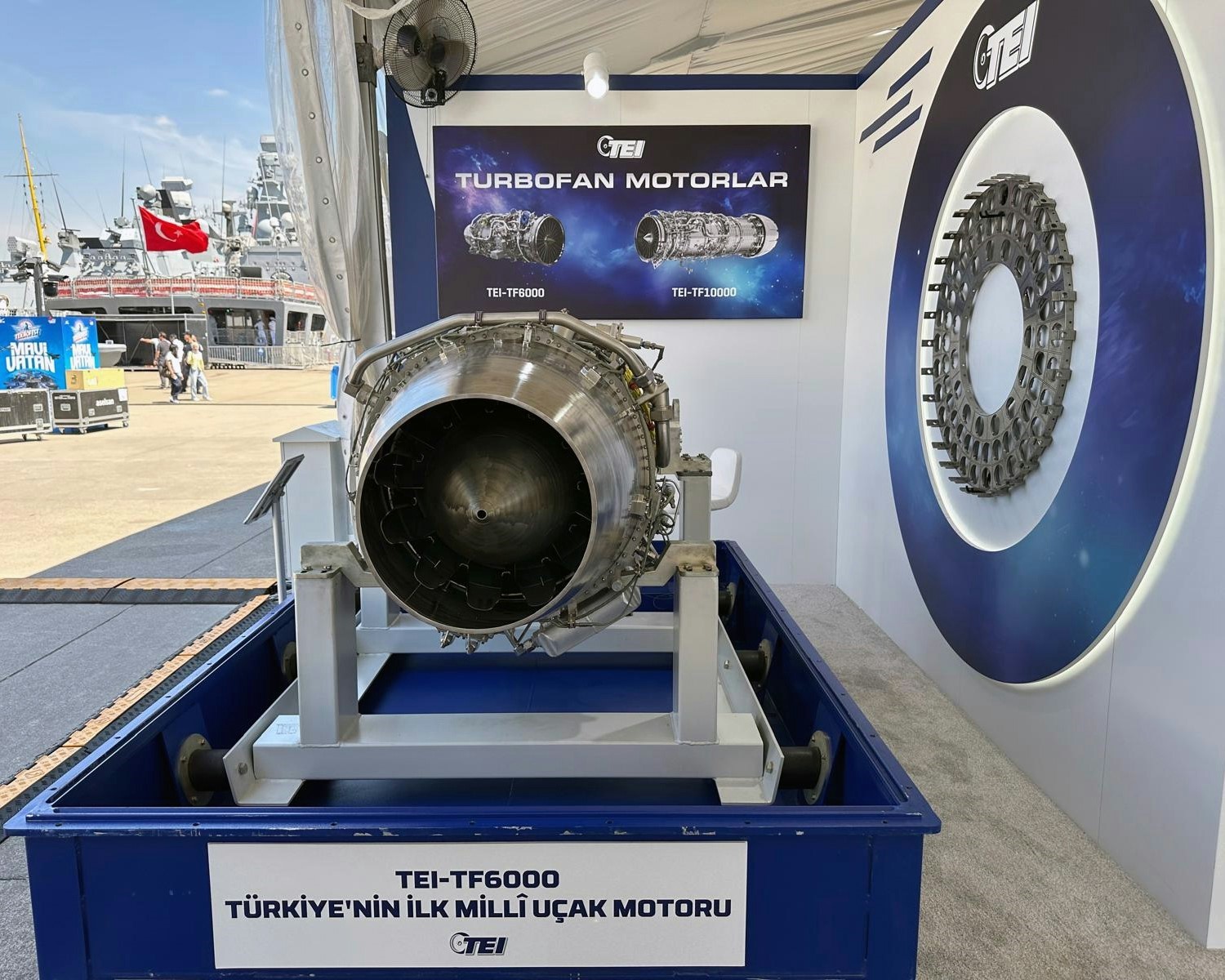 TEI STANDINDA TÜRKİYE'NİN İLK UÇAK MOTORU TEI-TF6000, TÜRKİYE'NİN İLK MİLLÎ HELİKOPTER MOTORU TEI-TS1400, TÜRKİYE'NİN İLK MİLLÎ TURBODİZEL HAVACILIK MOTORU TEI-PD170, TÜRKİYE'NİN İLK YERLİ HELİKOPTER MOTORU T700-TEI-701D VE LM2500 DENİZCİLİK GAZ TÜRBİNİ İÇİN ÜRETİLEN DOMEPLATE PARÇASI ZİYARETÇİLERLE BULUŞTURULACAK.