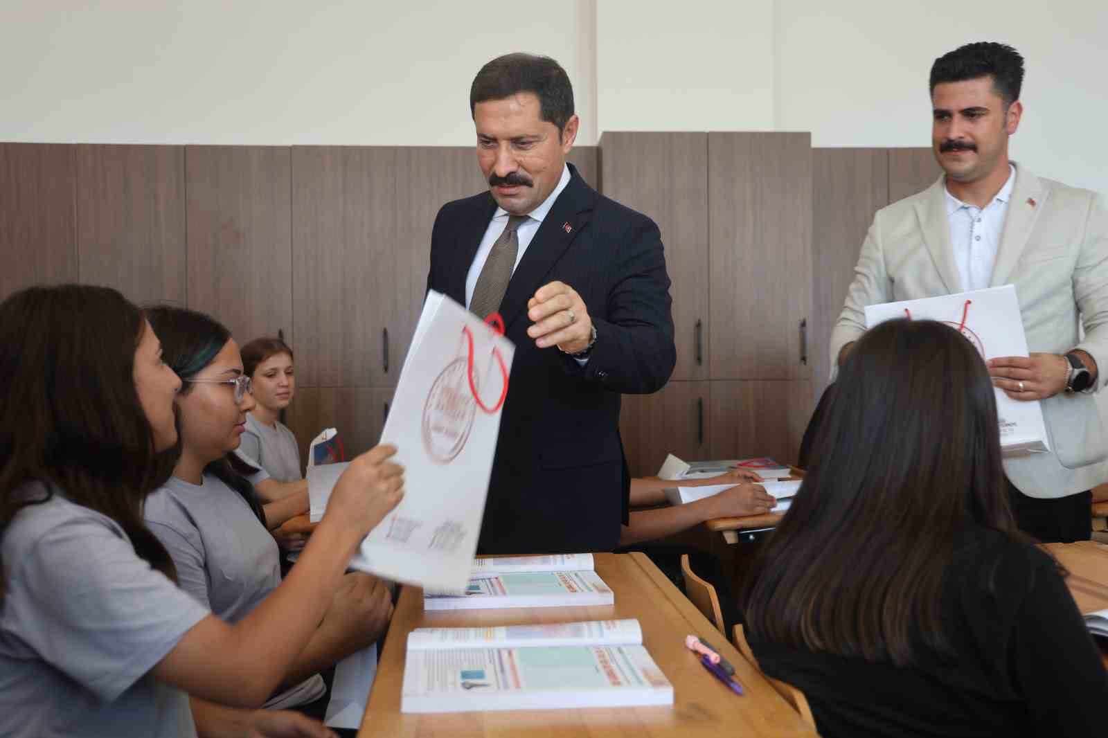 KAHRAMANMARAŞ MERKEZLİ DEPREMLERDE HATAY’DA 210 EĞİTİM KURUMU YIKILIRKEN, KENTTE YÜRÜTÜLEN YENİDEN İNŞA ÇALIŞMALARI KAPSAMINDA 254 YENİ OKUL HİZMETE AÇILDI. DEPREM SONRASI 145 EĞİTİM KURUMUNUN GÜÇLENDİRME ÇALIŞMASI TAMAMLANIRKEN, 47 YENİ OKULUN İNŞAATININ DA SÜRDÜĞÜ ÖĞRENİLDİ.