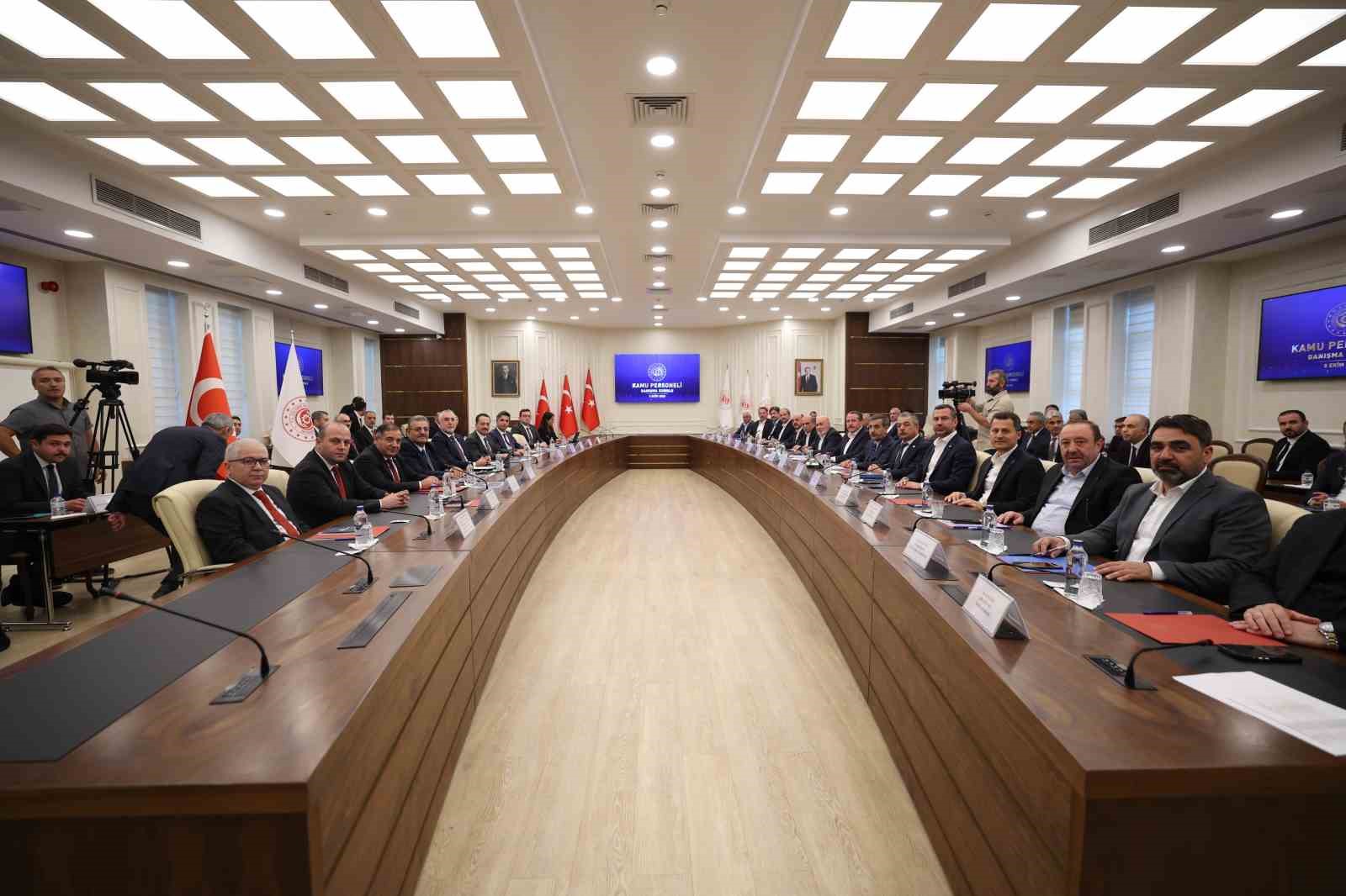 TOPLANTIYA MEMUR-SEN, KAMU-SEN VE BİRLEŞİK KAMU-İŞ KONFEDERASYONU İLE 11 HİZMET KOLUNDA YETKİLİ SENDİKALAR VE İLGİLİ KAMU KURUMLARININ TEMSİLCİLERİ KATILDI.