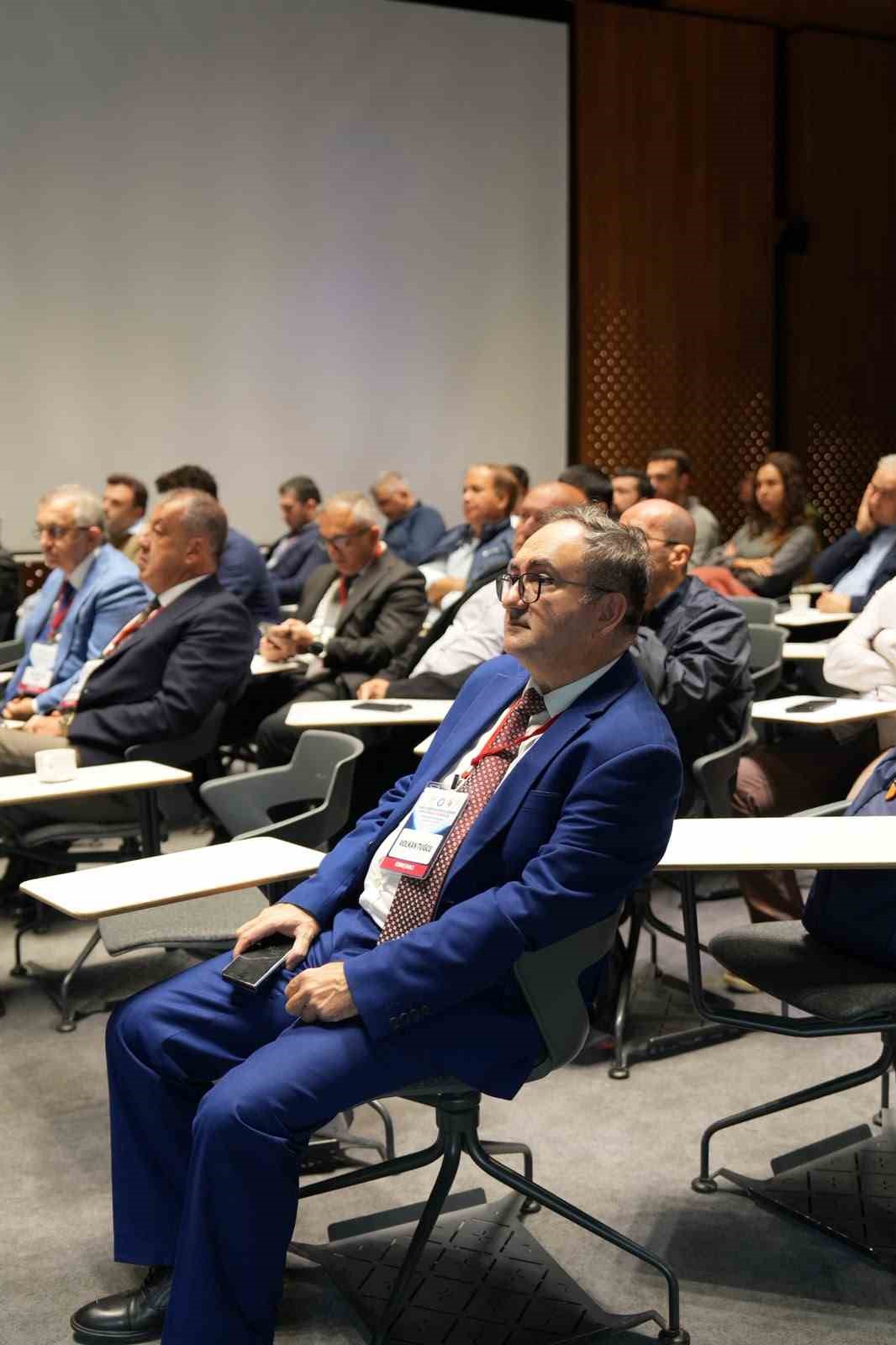 LİV HOSPİTAL VADİSTANBUL'DA, TÜRK ÜROLOJİ DERNEĞİ, TÜRK ÜROLOJİ AKADEMİSİ VE ENDOÜROLOJİ DERNEĞİ İLE BİRLİKTE GERÇEKLEŞTİRİLEN CANLI CERRAHİ ETKİNLİĞİNDE, İYİ HUYLU PROSTAT BÜYÜMESİNİN TEDAVİSİNDE KULLANILAN GÜNCEL CERRAHİ YÖNTEMLER VE İLERİ TEKNOLOJİLER UYGULAMALI OLARAK ELE ALINDI.