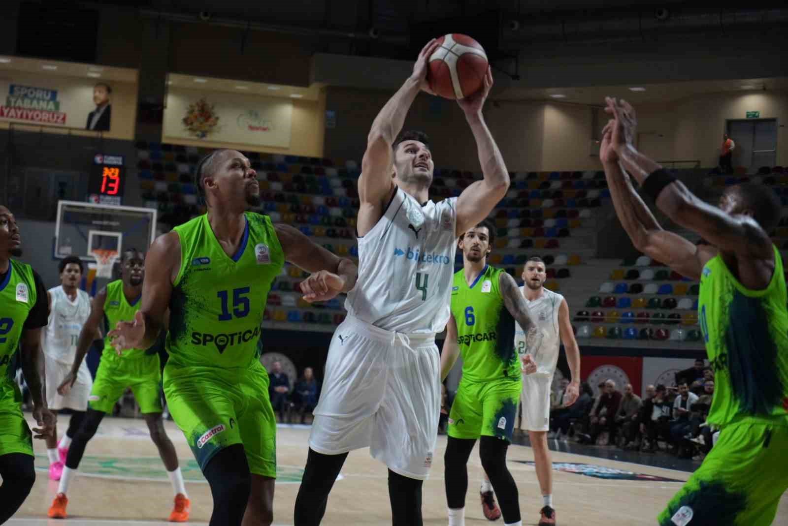 TÜRKİYE SİGORTA BASKETBOL SÜPER LİGİ'NİN 4. HAFTASINDA TOFAŞ, DEPLASMANDA KARŞILAŞTIĞI KÖRFEZ BASKET'İ BRYCE JONES'UN SON SANİYE ÜÇLÜĞÜYLE 71-69 MAĞLUP ETTİ.
