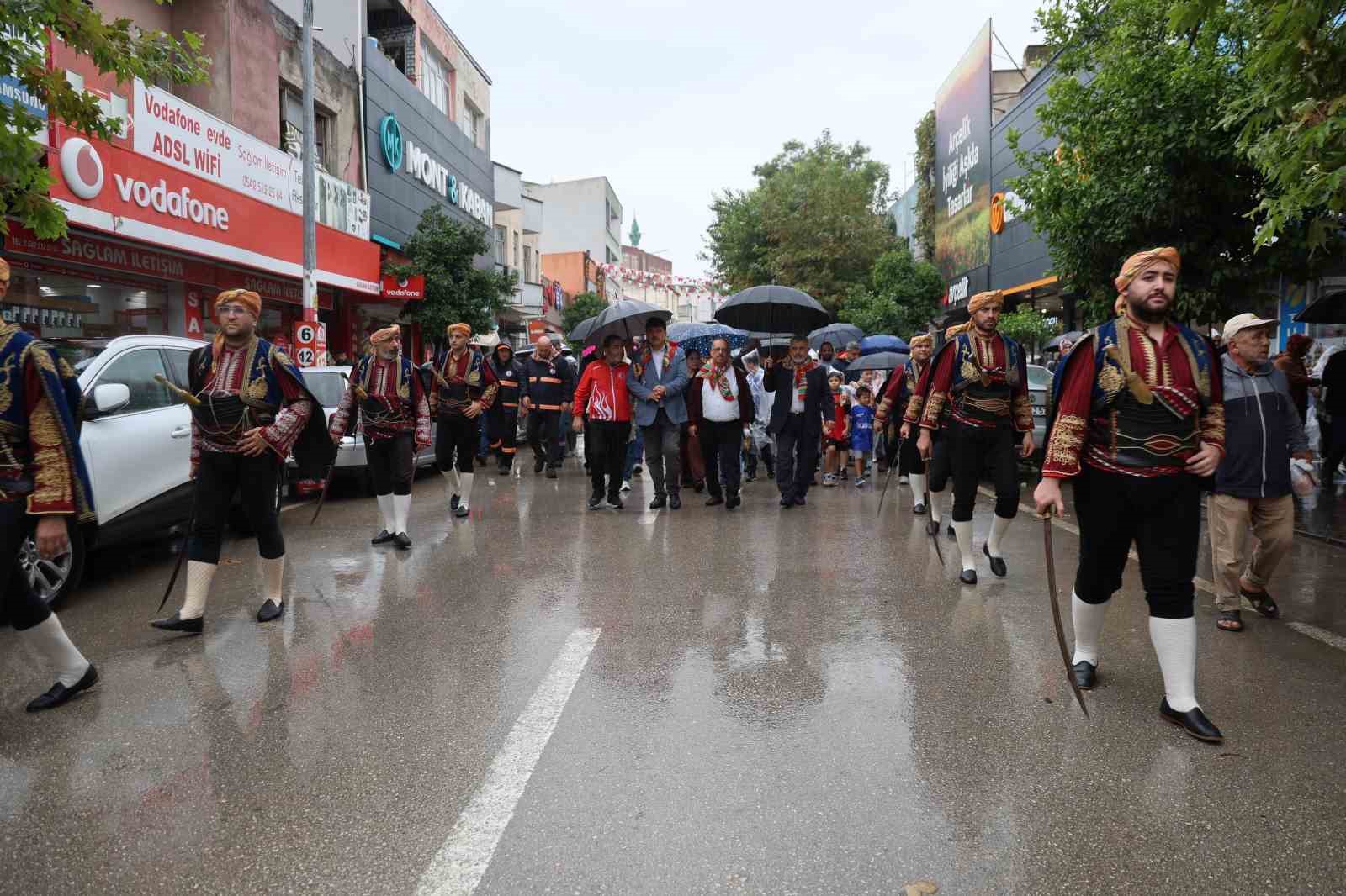 ADANA’NIN KOZAN İLÇESİNDE, DÜNYA VE OLİMPİYAT ŞAMPİYONU MİLLİ GÜREŞÇİ İSMET ATLI’NIN ADINI YAŞATMAK AMACIYLA BU YIL 10’UNCUSU DÜZENLENEN GELENEKSEL İSMET ATLI KARAKUCAK GÜREŞLERİ, YAĞMURA RAĞMEN GERÇEKLEŞTİRİLEN KORTEJ YÜRÜYÜŞÜYLE BAŞLADI.