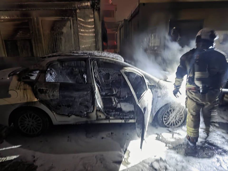 HATAY'IN ANTAKYA İLÇESİNDE KONTEYNER KENTTE PARK HALİNDEKİ OTOMOBİL GECE SAATLERİNDE YANARAK KULLANILAMAZ HALE GELDİ. ARACIN CAMININ KIRILDIĞINI VE KISA DEVRE YAPTIRILARAK ÇALIŞTIRILMAYA ÇALIŞILDIĞINI ÖNE SÜREN DEPREMZEDE ARAÇ SAHİBİ YAHYA BOYACI, OTOMOBİLİNİN KUNDAKLANDIĞINI İDDİA EDEREK SUÇLUNUN BULUNMASINI İSTEDİĞİNİ SÖYLEDİ.