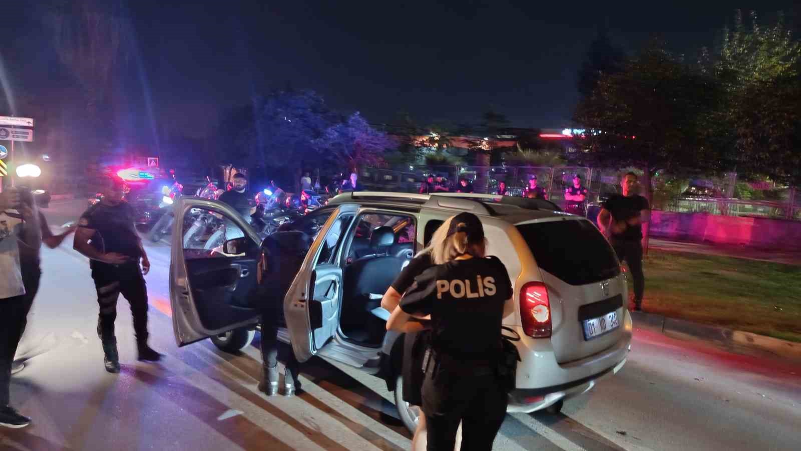 ADANA’DA POLİS EKİPLERİNCE GERÇEKLEŞTİRİLEN HUZUR VE GÜVEN UYGULAMASINDA ÇEŞİTLİ SUÇLARDAN ARANAN 66 ŞAHIS YAKALANIRKEN, 2 BİN 241 ECSTASY HAP ELE GEÇİRİLDİ. TRAFİK DENETİMLERİNDE İSE 45 ARACA TOPLAM 1 MİLYON 245 BİN 144 TL PARA CEZASI UYGULANDI.