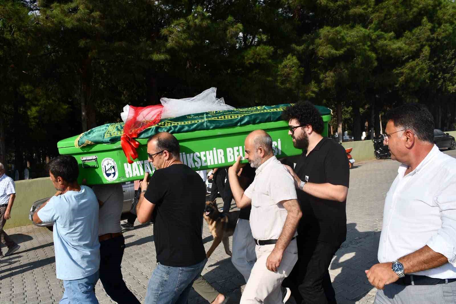 ECEM SON YOLCULUĞUNA GELİNLİĞİNE SARILI TABUTUYLA UĞURLANDI.