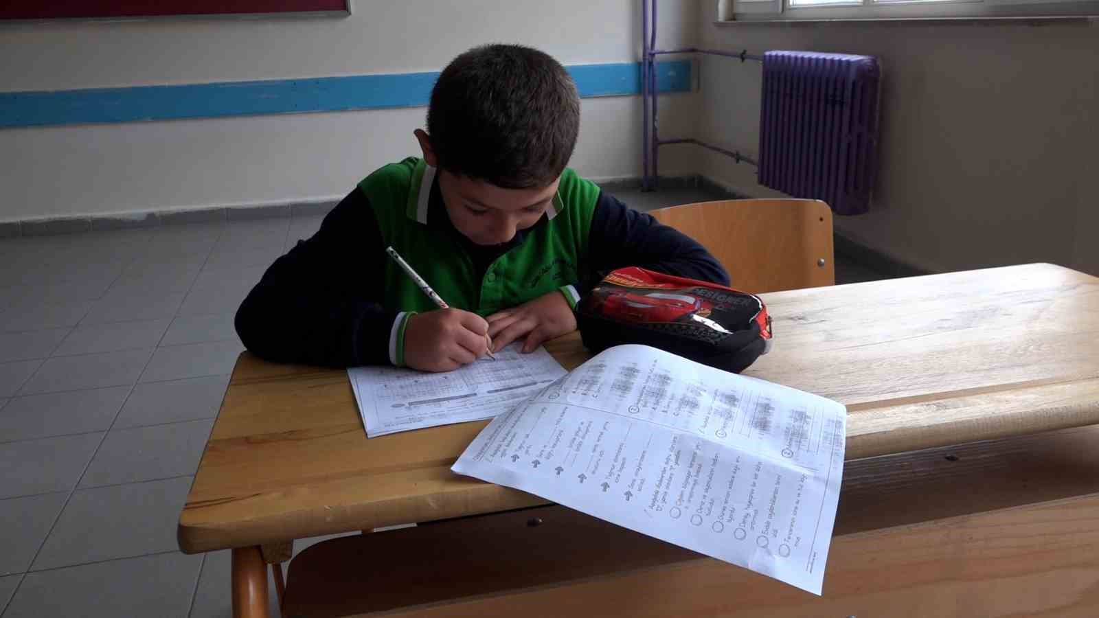 RİZE'DE 5,5 YILDIR MÜCADELE ETTİĞİ LÖSEMİ HASTALIĞINI YENEN 9 YAŞINDAKİ EGEMEN BERK, 3 YIL SÜREN EVDE EĞİTİMİN ARDINDAN OKULUNA VE ARKADAŞLARINA KAVUŞTU.