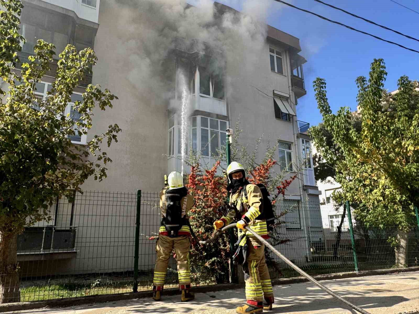 EDİRNE'DE APARTMAN DAİRESİNDE ÇIKAN YANGIN EVİ SARDI. İTFAİYE EKİPLERİNİN MÜDAHALESİYLE SÖNDÜRÜLEN YANGINDA DAİREDE MADDİ HASAR MEYDANA GELDİ.