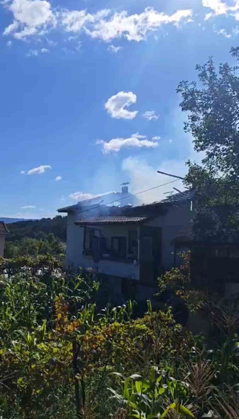 KARABÜK’ÜN SAFRANBOLU İLÇESİNDE BİR EVİN ÇATISINDA ÇIKAN YANGIN, İTFAİYE EKİPLERİNİN MÜDAHALESİYLE BÜYÜMEDEN SÖNDÜRÜLDÜ.
