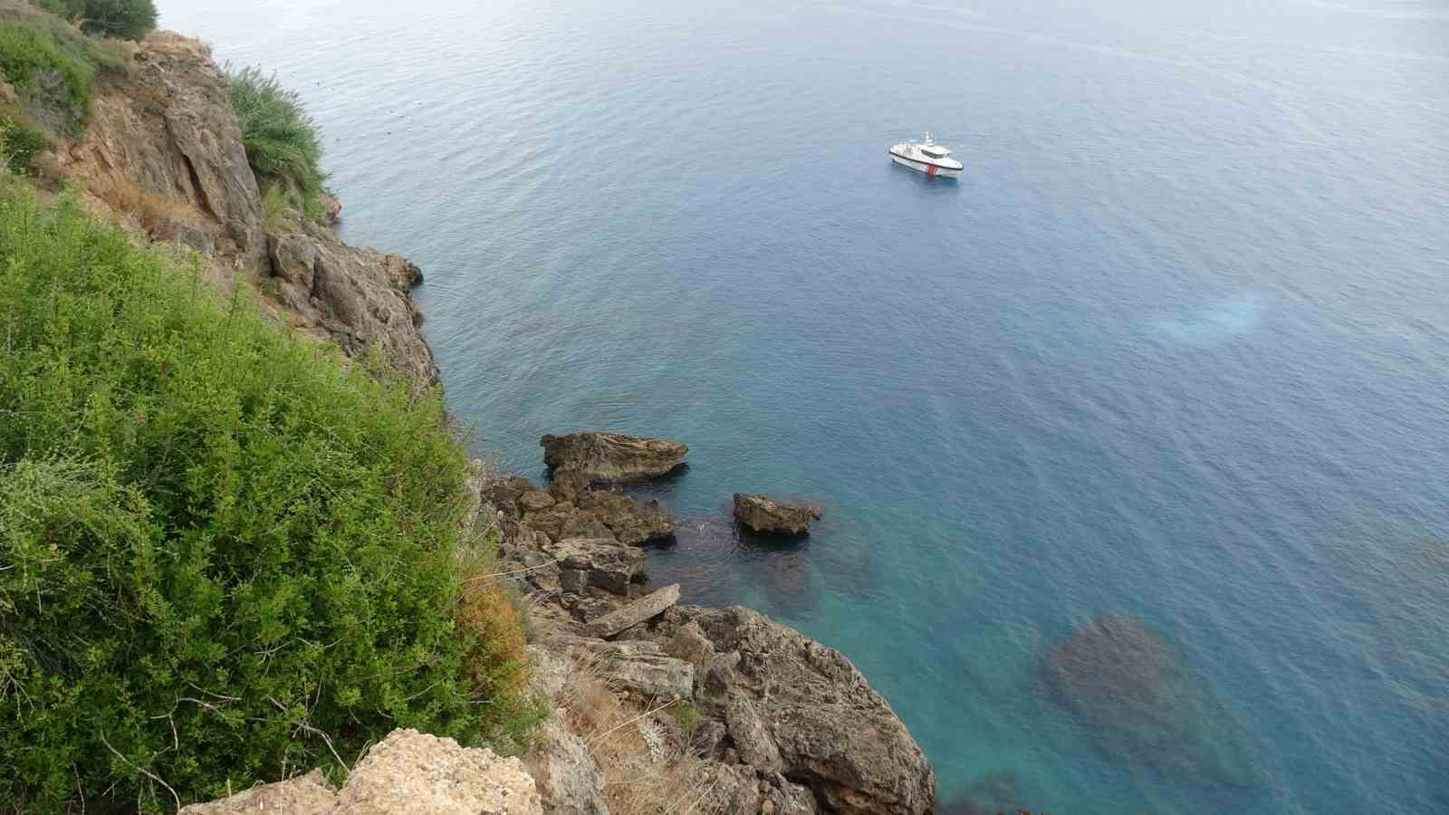 ANTALYA’DA YAKLAŞIK 35 METRELİK FALEZLERDEN GELEN "YARDIM EDİN" ÇIĞLIĞI AFAD, İTFAİYE, SAHİL GÜVENLİK, DENİZ POLİSİ VE POLİS EKİPLERİNİ ALARMA GEÇİRDİ. DENİZDEN, KARADAN VE TERMAL KAMERALI DRON İLE HAVADAN 2 SAAT SÜREN ARAMALARDA HER HANGİ BİR ŞAHSA RASTLANMADI.