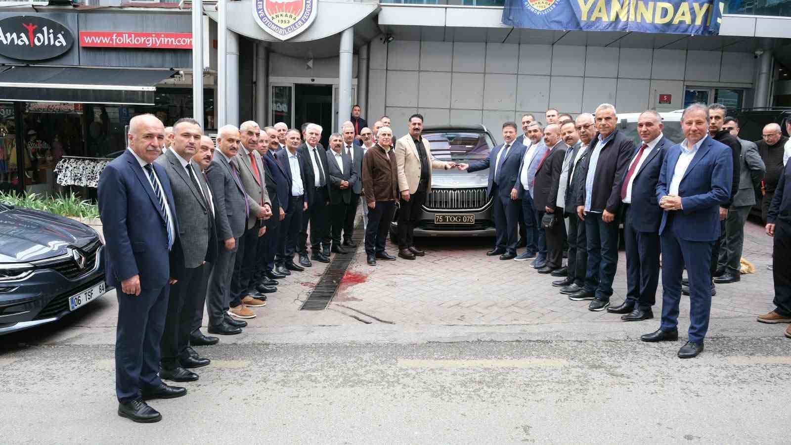TESK BAŞKANI MEHMET YİĞİNER, SEÇİLDİKTEN HEMEN SONRA ESNAF VE SANATKAR TEŞKİLATININ HİZMET KAPASİTESİNİ ARTIRMAK VE BİRLİKLER ARASINDA İMKAN EŞİTLİĞİNİ GÜÇLENDİRMEK AMACIYLA YERLİ VE MİLLİ OTOMOBİL TOGG'U BİRLİKLERİN HİZMETİNE SUNMA ÇALIŞMALARINI BAŞLATTI.