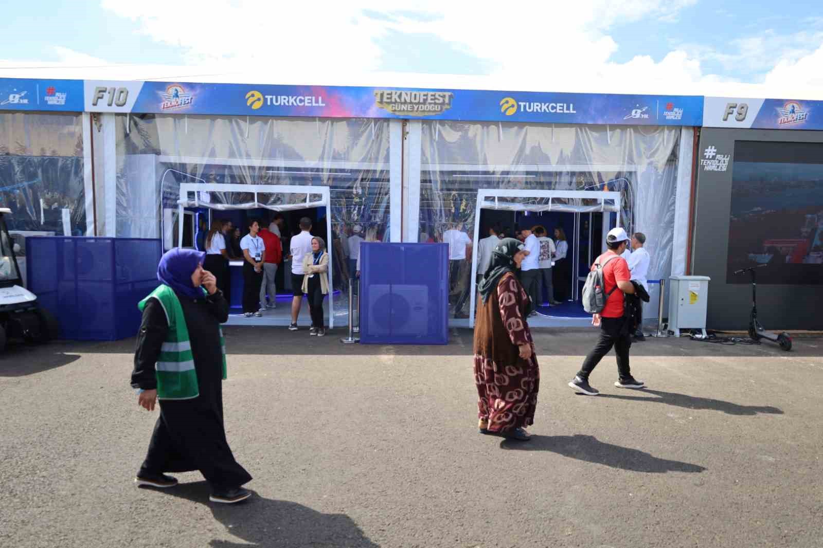 TEKNOFEST GÜNEYDOĞU ETKİNLİĞİNDE KONUŞAN TURKCELL GENEL MÜDÜRÜ DR. ALİ TAHA KOÇ, TURKCELL'İN TÜRKİYE'NİN DÖRT BİR YANINA TEKNOLOJİYİ ULAŞTIRDIĞINI BELİRTEREK, 5G VE YAPAY ZEKA ALANLARINDA DÜZENLEDİKLERİ YARIŞMALARA ŞANLIURFA VE BÖLGENİN YANI SIRA DÜNYANIN FARKLI YERLERİNDEN 700 TAKIMIN KATILDIĞINI İFADE ETTİ.