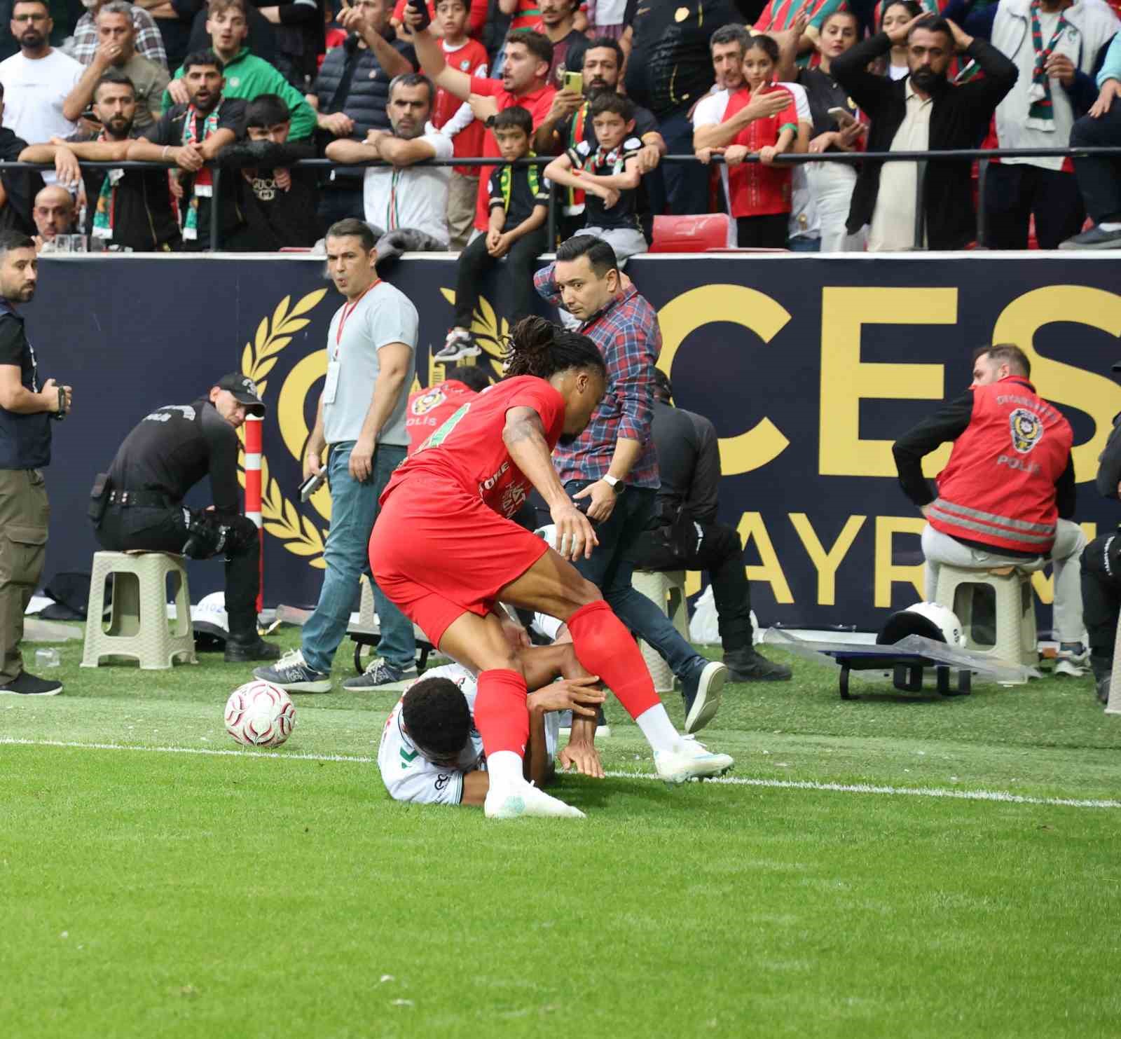 TRENDYOL SÜPER LİG’İN 8. HAFTASINDA AMED SPORTİF FAALİYETLER, SAHASINDA KONYASPOR İLE MÜCADELE EDİYOR. MÜSABAKANIN İLK YARISI GOLSÜZ EŞİTLİK İLE SONUÇLANDI.