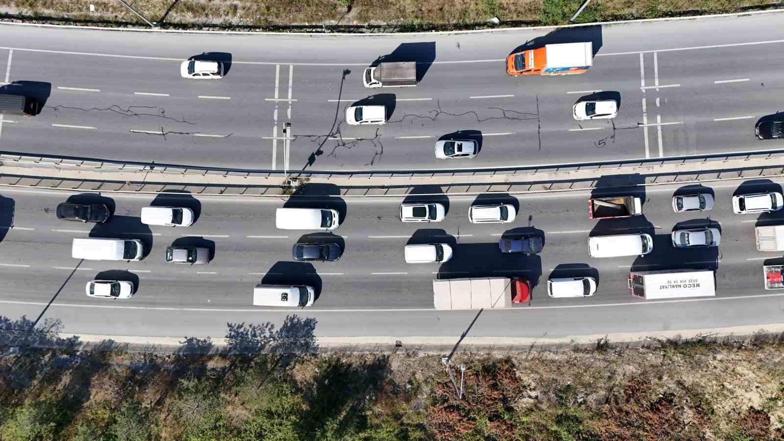 KİLOMETRELERCE UZAYAN ARAÇ KUYRUĞU DRONE KAMERASIYLA HAVADAN GÖRÜNTÜLENDİ.