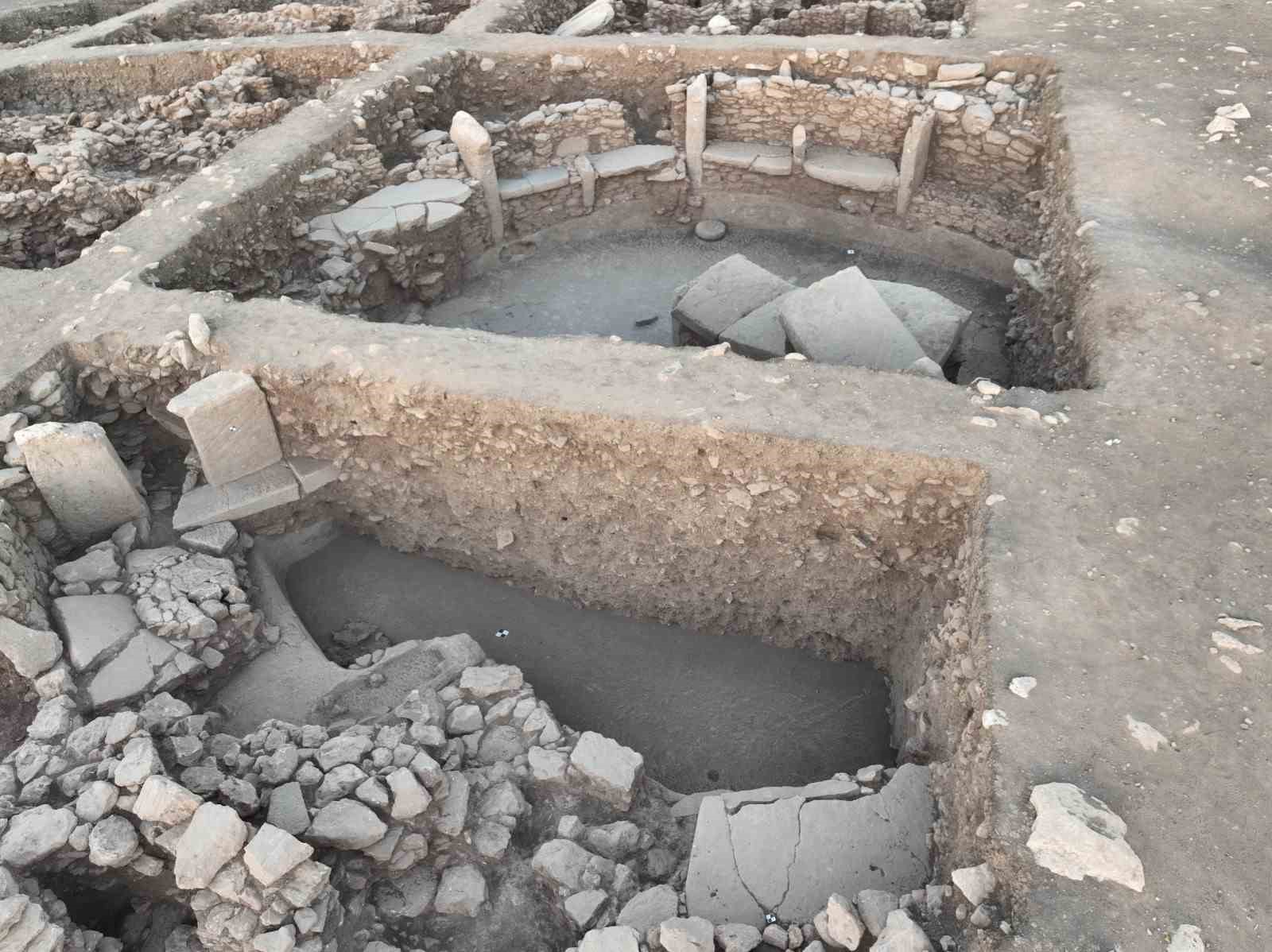 KARAHANTEPE, MİTLERİN KÖKENİNE IŞIK TUTAN BİLGİLERİN YANI SIRA MERDİVEN VE PENCERE GİBİ MİMARİ UNSURLARIN BİLİNEN EN ERKEN ÖRNEKLERİNİ BARINDIRIYOR
