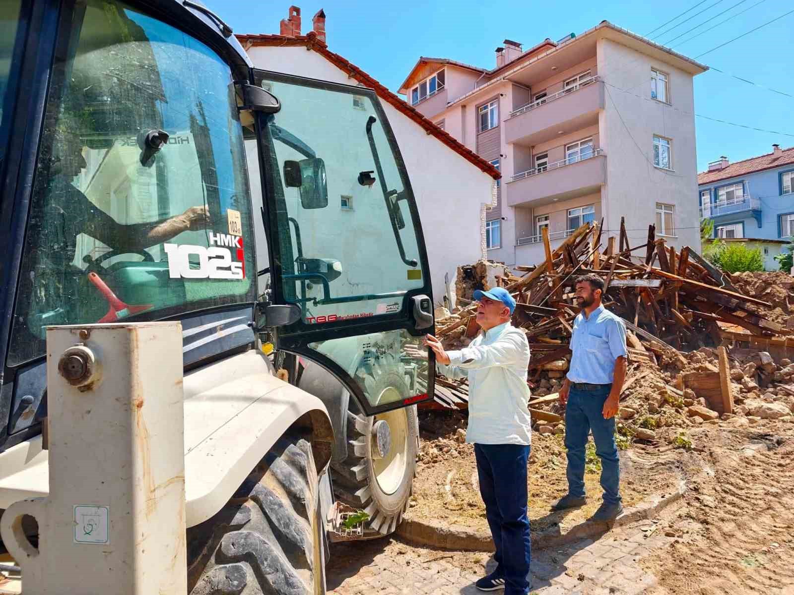 HİSARCIK YEŞİLHİSAR MAHALLESİ’NDE RİSKLİ METRUK BİNA KONTROLLÜ ŞEKİLDE YIKILDI