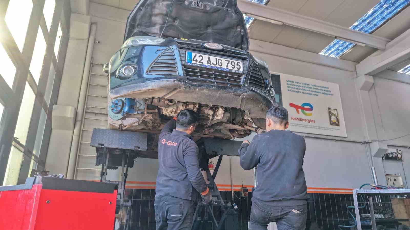 KIŞ MEVSİMİNİN GELMESİYLE BİRLİKTE DÜŞEN HAVA SICAKLIKLARI ARAÇLARDA KIŞLIK BAKIMIN DA SİNYALLERİNİ VERİYOR. SOĞUKLARA KARŞI ANTİFRİZİN BÜYÜK ÖNEM ARZ ETTİĞİ KIŞLIK BAKIMLARINDA USTALAR ARAÇ SAHİPLERİNİ UYARDI.