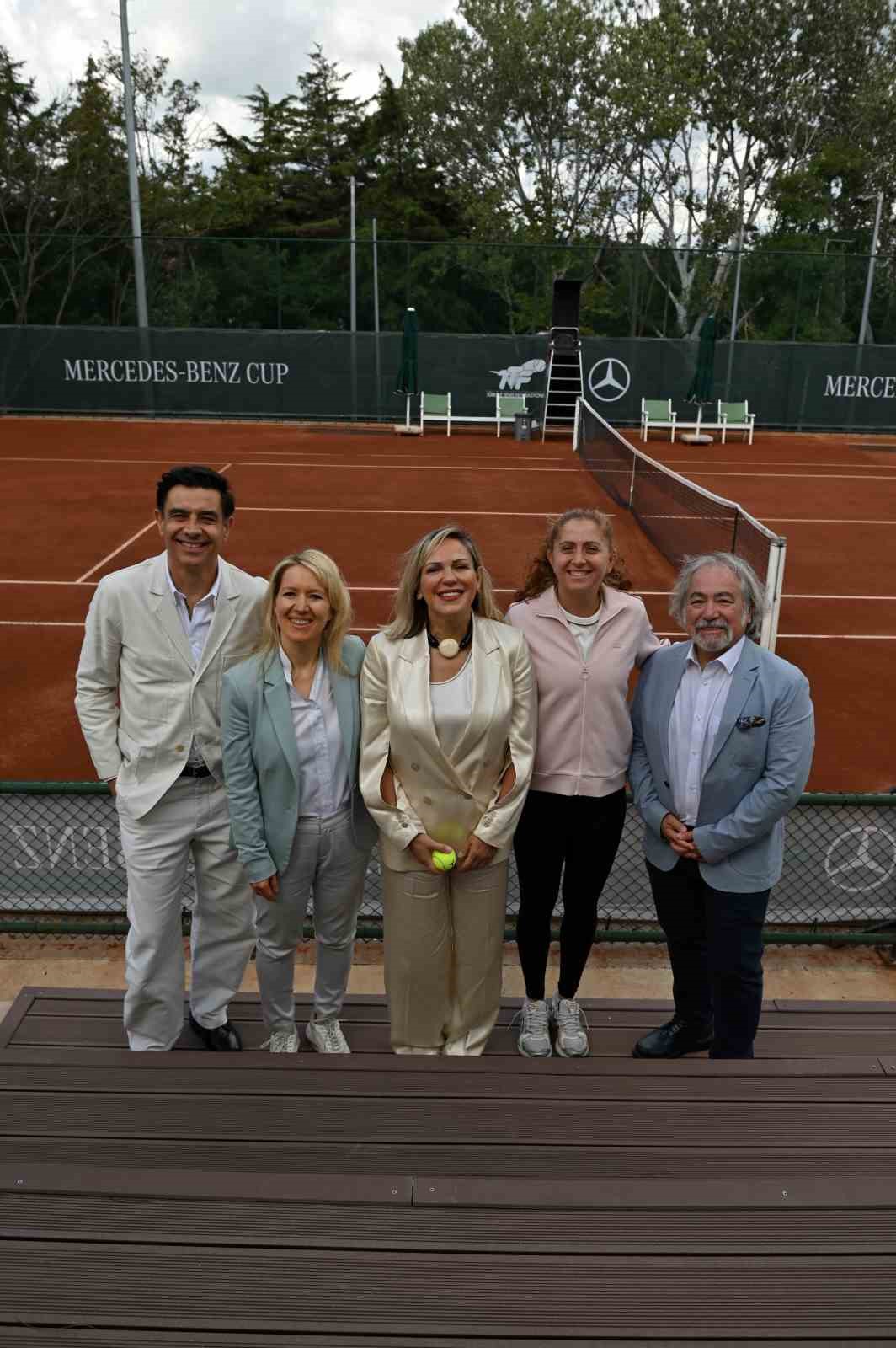 TÜRKİYE TENİS FEDERASYONU (TTF) ANA SPONSORU MERCEDES-BENZ OTOMOTİV TARAFINDAN DÜZENLENECEK MERCEDES-BENZ CUP TENİS TURNUVASI, AVUSTRALYA AÇIK'TA UYGULANAN VE DÜNYA TENİSİNDE İLGİ GÖREN ONE POİNT FORMATINI TÜRKİYE'DE İLK KEZ HAYATA GEÇİRECEK.