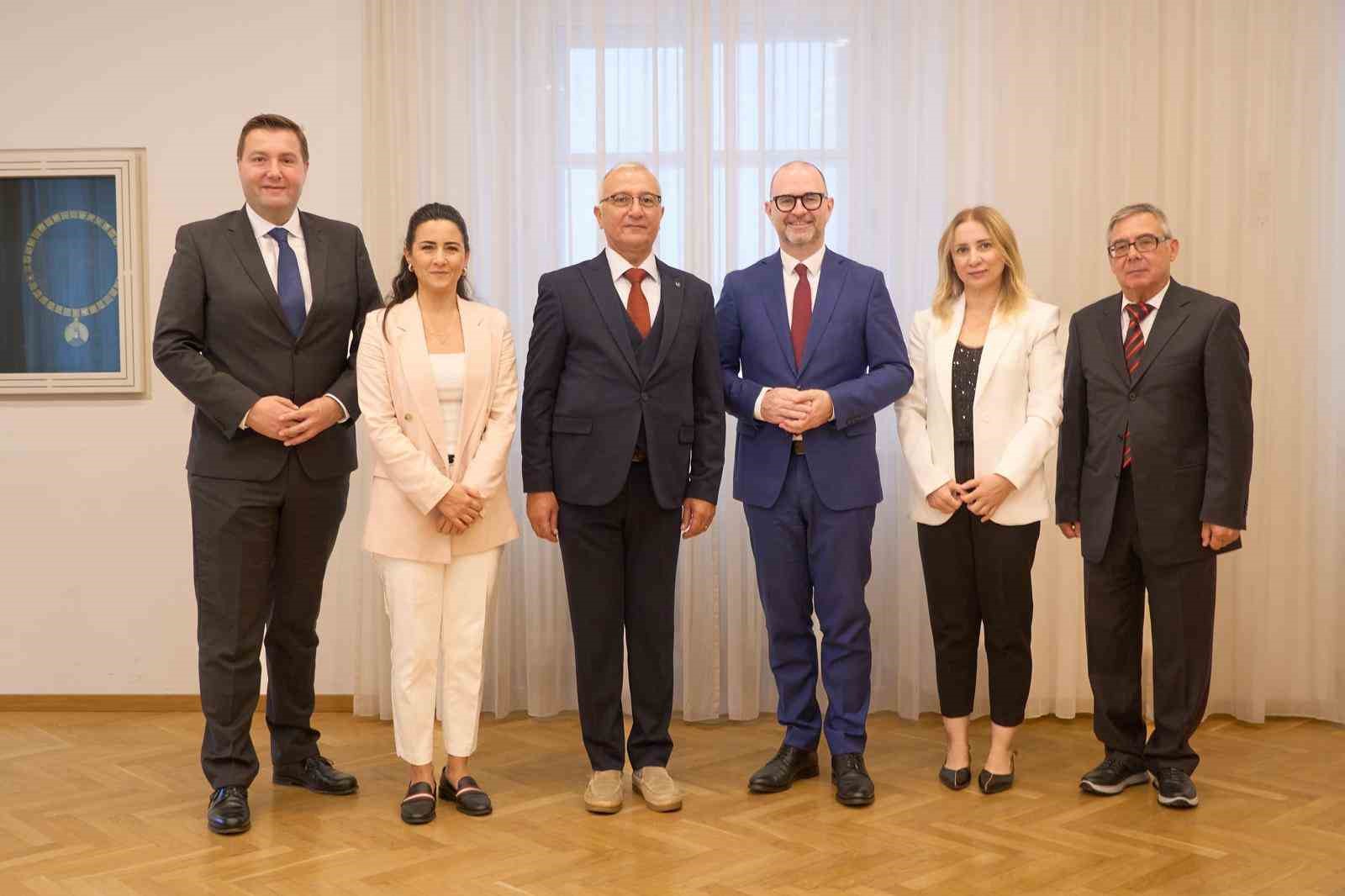 ESKİŞEHİR BÜYÜKŞEHİR BELEDİYESİ HEYETİ, KARDEŞ ŞEHİR LİNZ BELEDİYE BAŞKANI DİETMAR PRAMMER’IN DAVETİ ÜZERİNE AVUSTURYA’YA GİDEREK ULUSLARARASI BRUCKNERFEST 2026’NIN AÇILIŞ PROGRAMI VE ARS ELECTRONİCA FESTİVALİ KAPSAMINDAKİ ETKİNLİKLERE KATILDI.