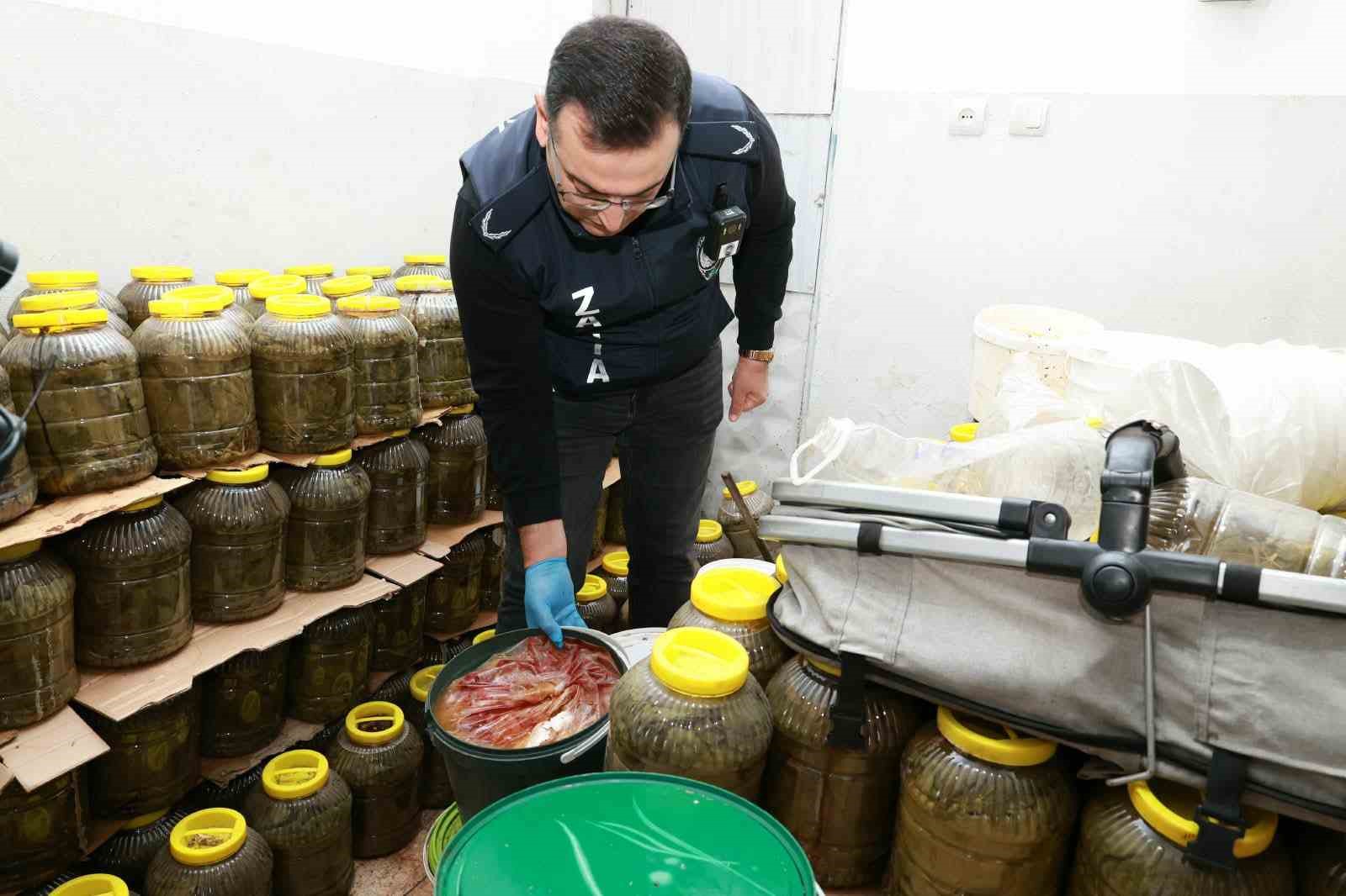 OSMANGAZİ BELEDİYESİ, HALK SAĞLIĞINI TEHDİT EDENLERE KARŞI DENETİMLERİNİ 7 GÜN 24 SAAT SÜRDÜRÜYOR. OSMANGAZİ BELEDİYESİ ZABITA MÜDÜRLÜĞÜ EKİPLERİNİN GERÇEKLEŞTİRDİĞİ DENETİMDE, RUHSATSIZ BİR DEPODA SAĞLIKSIZ KOŞULLARDA MUHAFAZA EDİLEN VE KÜFLENDİĞİ TESPİT EDİLEN YAKLAŞIK 6 BİN 500 KİLOGRAM GIDA ÜRÜNÜ ELE GEÇİRİLEREK İMHA EDİLDİ.