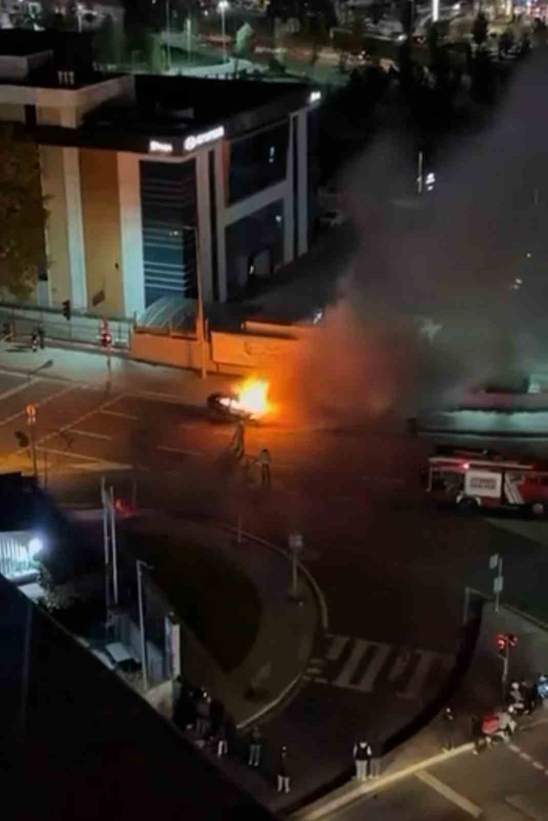 KAĞITHANE’DE BİR OTOMOBİLİN MOTOR KISMINDA BAŞLAYAN YANGIN ARABAYI KÜLE ÇEVİRDİ. YANGIN NEDENİYLE BÖLGEDE YOĞUN TRAFİK OLUŞTU.