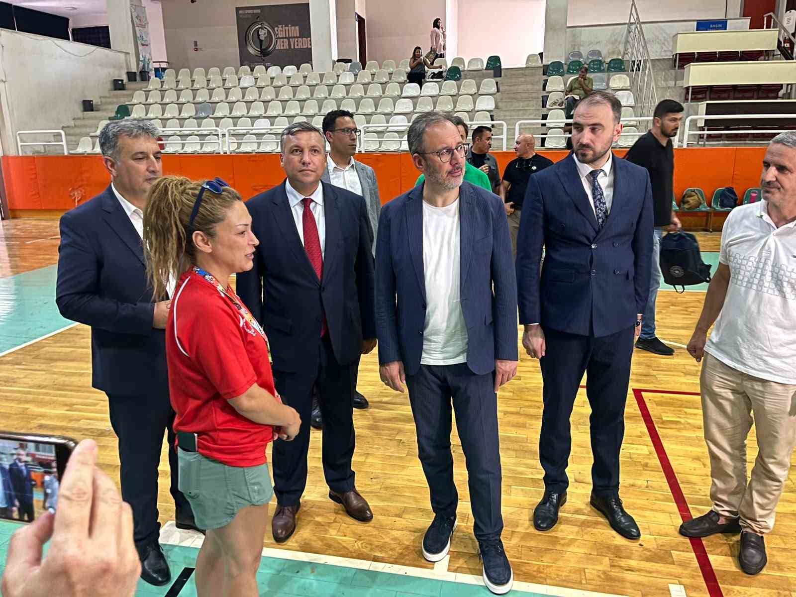 AK PARTİ İZMİR MİLLETVEKİLİ VE ESKİ GENÇLİK VE SPOR BAKANI MEHMET MUHARREM KASAPOĞLU, GAZİEMİR'DEKİ GENÇLİK VE SPOR MERKEZİNDE KURULAN PORTATİF HAVUZU ZİYARET EDEREK İNCELEMELERDE BULUNDU.