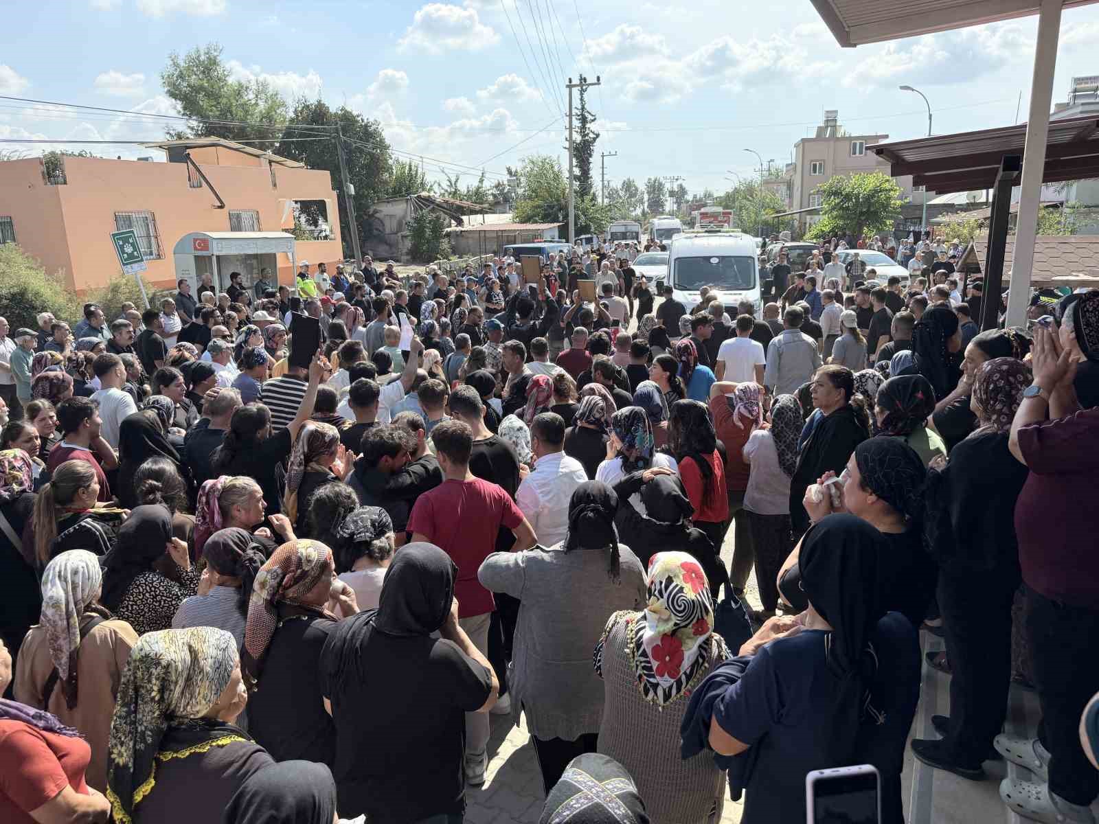 KUZEY KIBRIS TÜRK CUMHURİYETİ’NİN (KTKC) GİRNE KENTİ AÇIKLARINDA MEYDANA GELEN GEMİ FACİASININ ARDINDAN SÜRDÜRÜLEN ARAMA ÇALIŞMALARI KAPSAMINDA NAAŞI BULUNAN ÜNİVERSİTE ÖĞRENCİSİ ÖZGÜR GÖNÜL'ÜN CENAZESİ MERSİN'İN TARSUS İLÇESİNDE TOPRAĞA VERİLDİ.