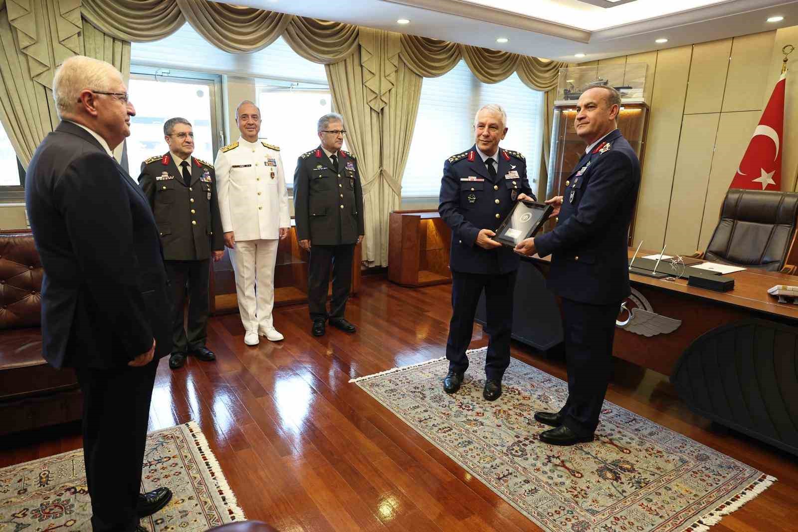 MİLLİ SAVUNMA BAKANI YAŞAR GÜLER, HAVA KUVVETLERİ KOMUTANLIĞINDA GERÇEKLEŞTİRİLEN DEVİR TESLİM TÖRENİNE KATILDI.