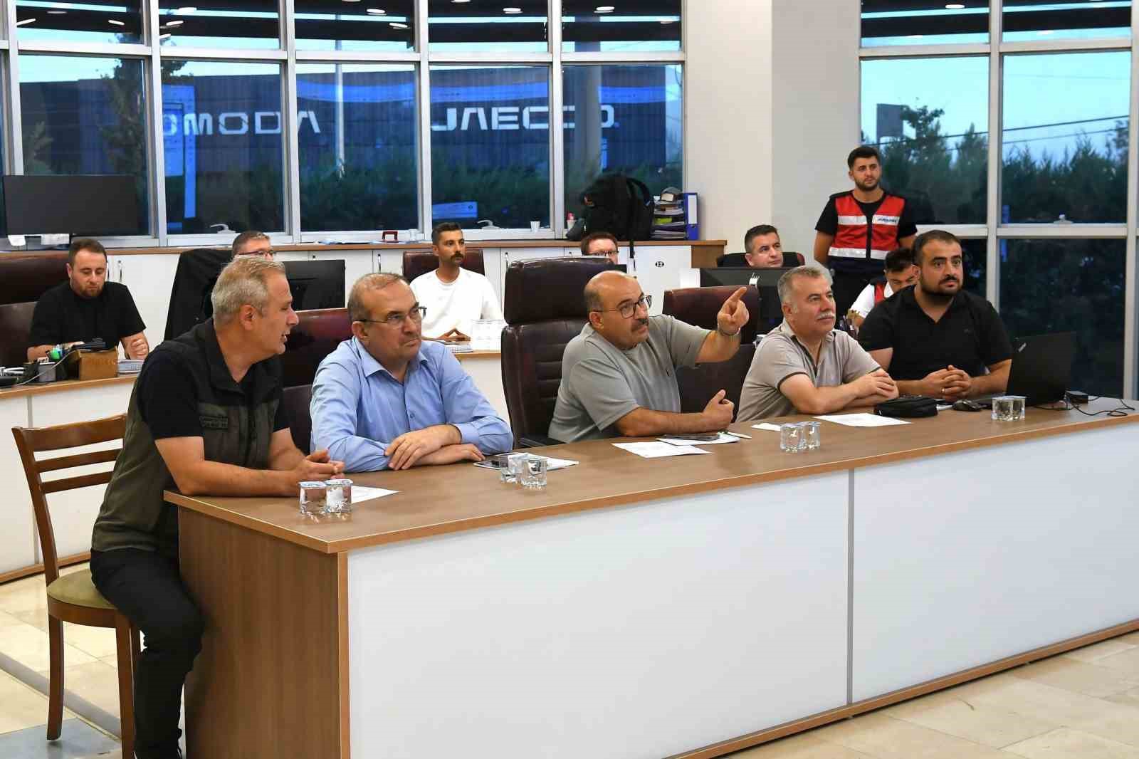 BALIKESİR VALİSİ İSMAİL USTAOĞLU (ORTADA), YANGIN YÖNETİM MERKEZİ’NDE SÖNDÜRME ÇALIŞMALARINI KOORDİNE ETTİ.