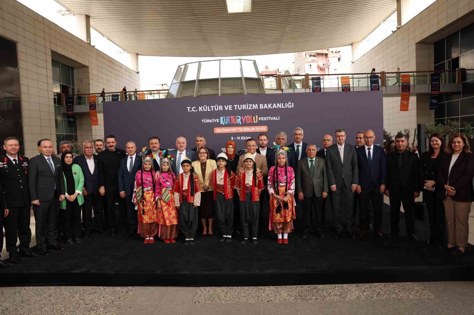 GAZİANTEP BÜYÜKŞEHİR BELEDİYESİ İLE KÜLTÜR VE TURİZM BAKANLIĞI İŞ BİRLİĞİNDE DÜZENLENEN; SANAT, KÜLTÜR, GASTRONOMİ VE EĞLENCENİN BİR ARADA YAŞANDIĞI KÜLTÜR YOLU FESTİVALİ GASTROANTEP, DÜZENLENEN AÇILIŞ TÖRENİYLE BAŞLADI.