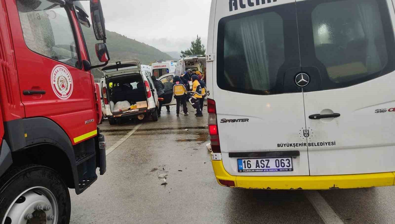 BURSA'DA YOLCU MİNİBÜSÜ İLE OTOMOBİLİN ÇARPIŞTIĞI KAZADA 80 YAŞINDAKİ KADIN HAYATINI KAYBEDERKEN, 10 KİŞİ YARALANDI.