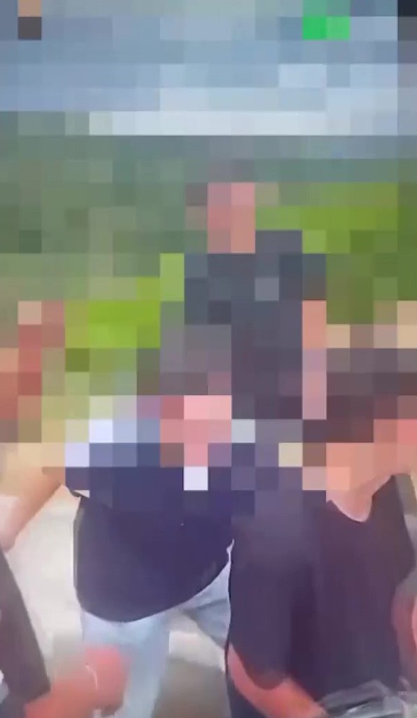 GÖRÜNTÜLERDE ÇOCUK ELİNDEKİ KURUSIKI TABANCAYI AKRANLARINA DOĞRULTARAK AYAKLARINA DOĞRU ATEŞ ETMEYE ÇALIŞTI. İÇLERİNDEN BİRİNİN KORKUYLA SAĞA SOLA KAÇIŞTIĞI GÖRÜLDÜ. ÇOCUĞUN, GÖRÜNTÜLERİ KENDİSİNE AİT SOSYAL MEDYA HESABINDAN PAYLAŞMASININ ARDINDAN TEPKİLER YÜKSELDİ.