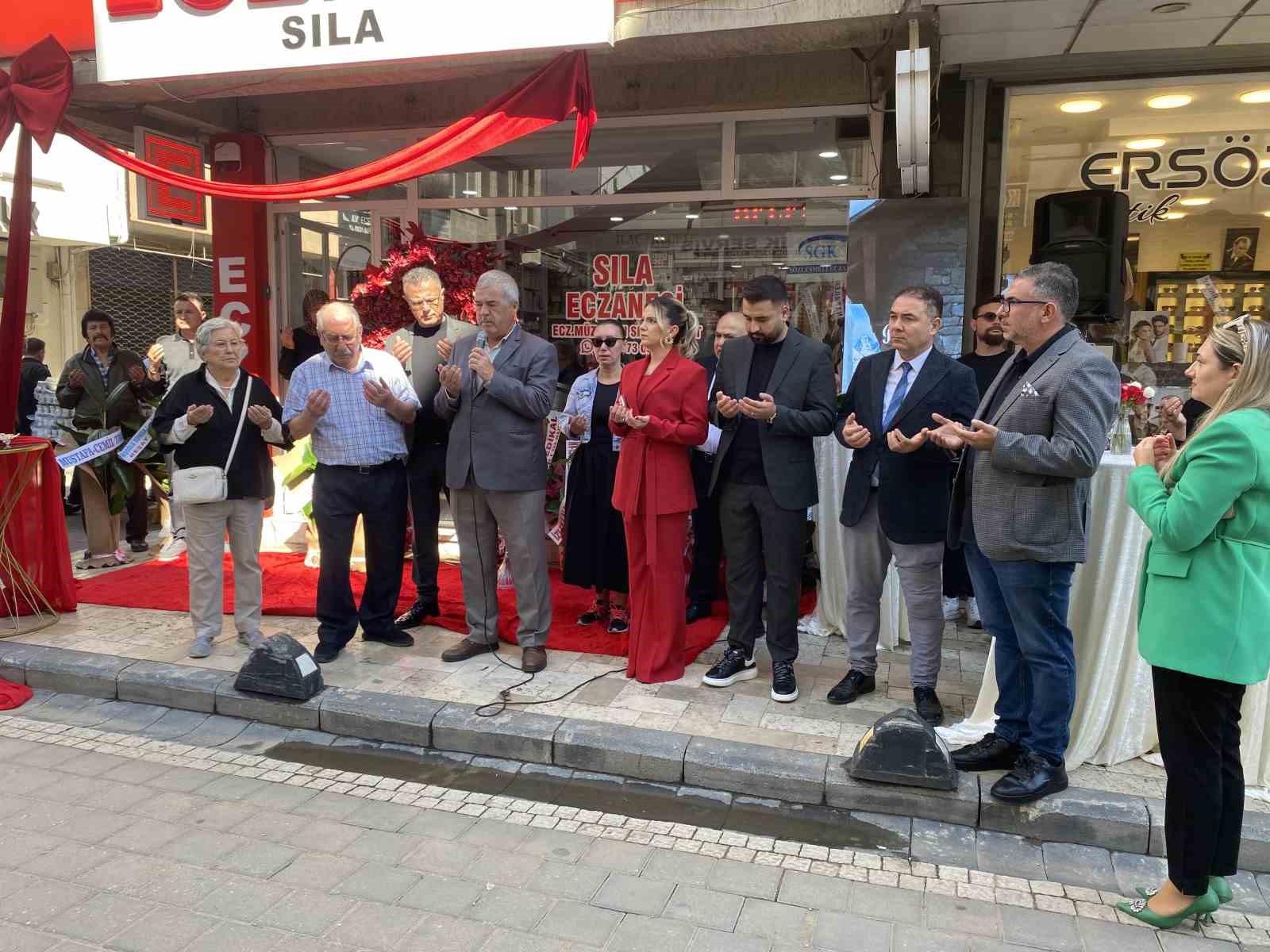 ALAŞEHİR’DE YENİ İŞ YERİNİN AÇILIŞINI YAPAN ECZACI MÜZEYYEN SILA AYKANAT, 2022 YILINDA HAYATINI KAYBEDEN BABASI, ESKİ ALAŞEHİR DEVLET HASTANESİ BAŞHEKİMİ DAHİLİYE UZMANI DR. MESTAN AY’I ANARKEN GÖZYAŞLARINA HAKİM OLAMADI. AYKANAT’IN, "BENİ ‘ECZACI KIZIM’ DİYE SEVERDİ. CANIM BABAM, EVLADIN BAŞARDI" SÖZLERİ AÇILIŞA KATILANLARA DUYGUSAL ANLAR YAŞATTI
