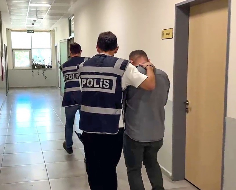 POLİS EKİPLERİNİN İKİ İLDE YAPTIĞI EŞ ZAMANLI OPERASYONDA 2 ŞÜPHELİ GÖZALTINA ALINIRKEN, ADRESLERİNDE YAPILAN ARAMALARDA İSE 680 BİN LİRA DEĞERİNDEKİ ZİYNET EŞYASINA EL KONULDU.