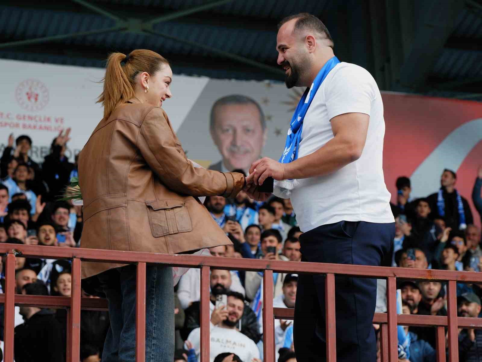 TRENDYOL SÜPER LİG’İN 8. HAFTASINDA ERZURUMSPOR FK’NİN EYÜPSPOR’U 2-0 MAĞLUP ETTİĞİ KARŞILAŞMA ÖNCESİNDE, DADAŞLAR GRUBU LİDERİ SERKAN CEBANAY (37) , SEVGİLİSİ BUSE YILDIRIM’A (24) TRİBÜNLERDE EVLİLİK TEKLİFİNDE BULUNDU.
