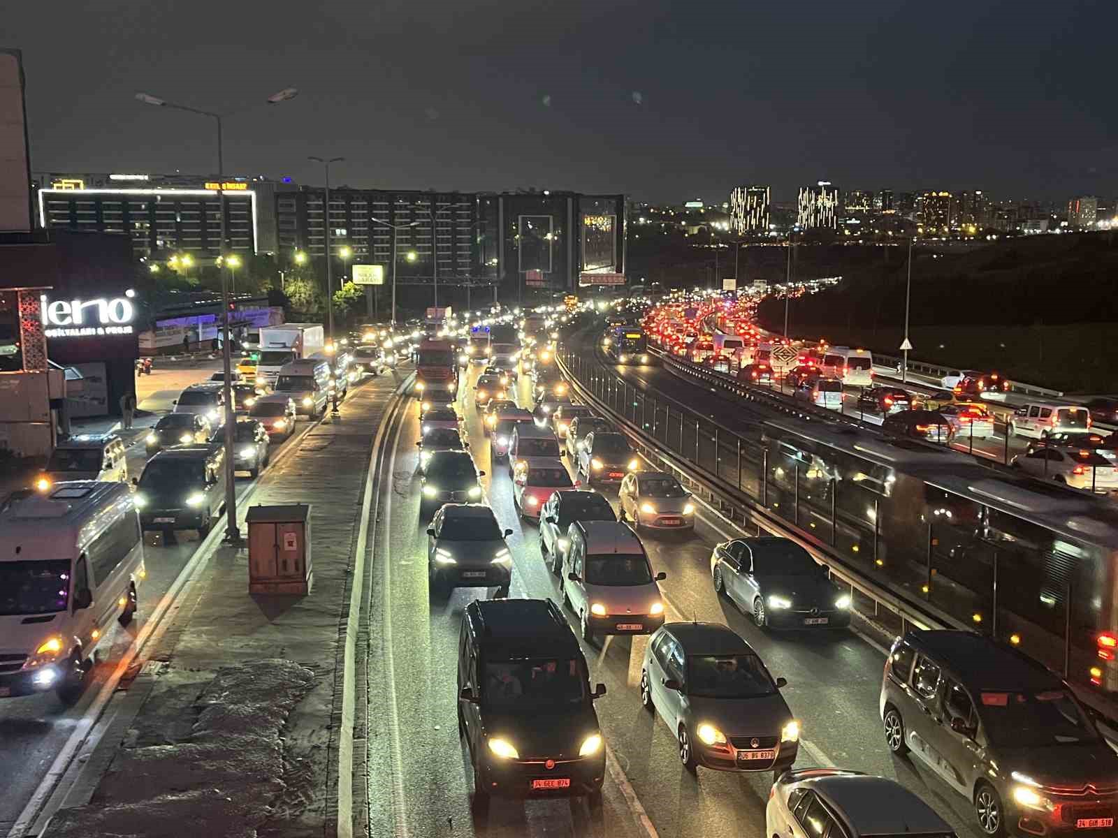 İSTANBUL'DA MESAİ ÇIKIŞINDA TRAFİK YOĞUNLUĞU YÜZDE 87'E ULAŞTI. E-5 KARA YOLU CENNET MAHALLESİ MEVKİİNDE YAPILAN YOL ÇALIŞMASI NEDENİYLE TRAFİK ADETA FELÇ OLURKEN, İŞTEN VE OKULLARINDAN EVE DÖNEN VATANDAŞLAR UZUN SÜRE YOLDA BEKLEDİ.