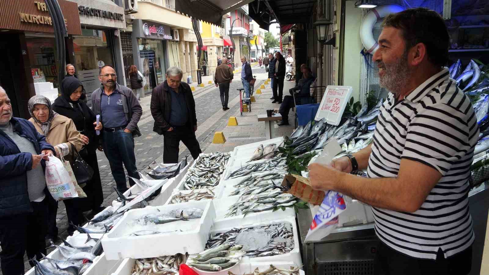 KARADENİZ'DE PALAMUT AVININ BOLLAŞMASIYLA BİRLİKTE FİYATLAR YARI YARIYA DÜŞTÜ. YAKLAŞIK 800-900 GRAM AĞIRLIĞINDAKİ PALAMUTLARIN TANESİ 50 LİRADAN SATIŞA SUNULURKEN, VATANDAŞLAR UCUZ BALIĞA YOĞUN İLGİ GÖSTERDİ.