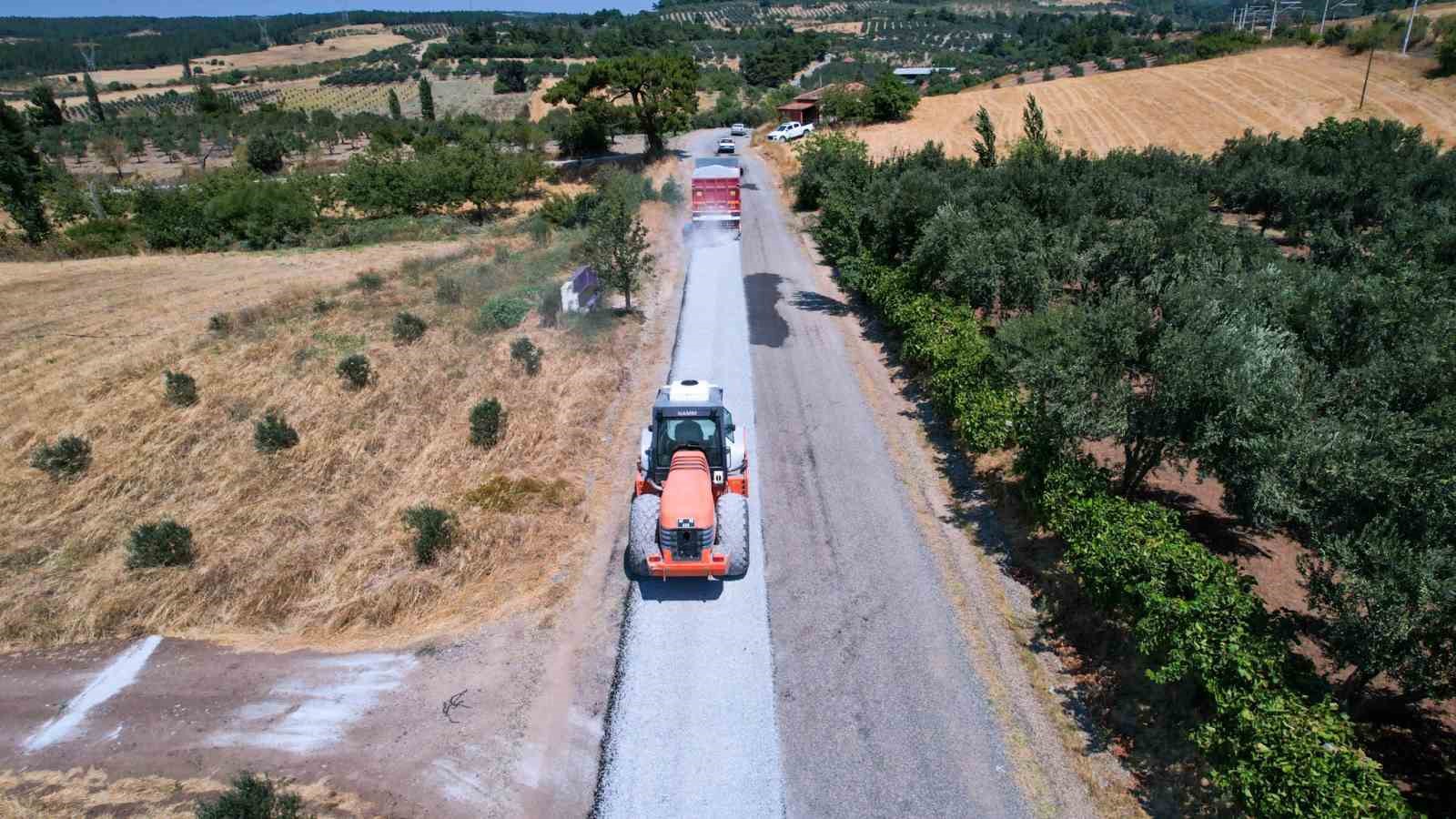 MANİSA BÜYÜKŞEHİR BELEDİYESİ, SOMA’DA BEYCE MAHALLESİ’Nİ ÇEVRE MAHALLELERE BAĞLAYAN 8 KİLOMETRELİK GÜZERGAHTA İKİNCİ KAT SATHİ KAPLAMA ÇALIŞMASI BAŞLATTI.