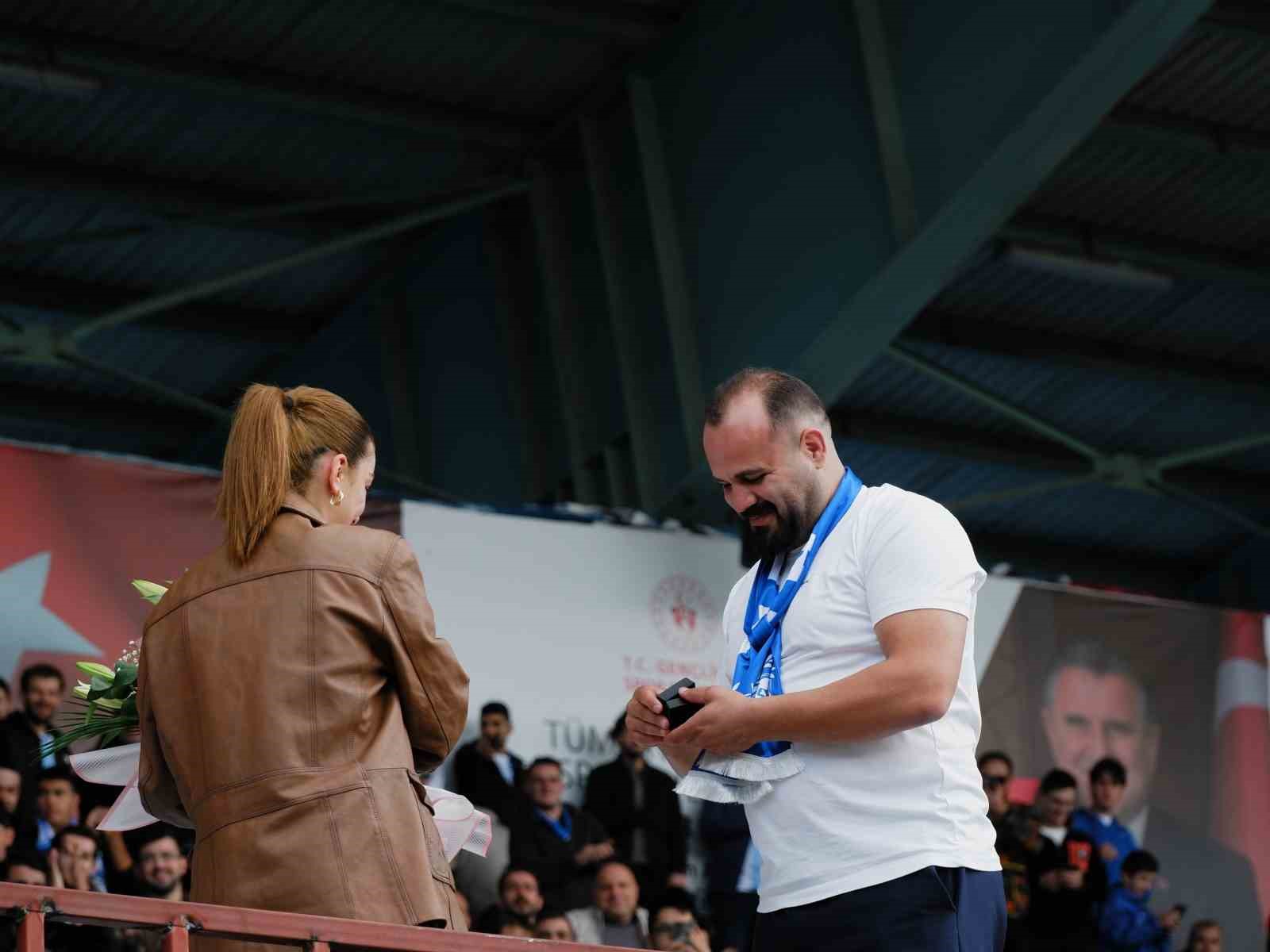 TRENDYOL SÜPER LİG’İN 8. HAFTASINDA ERZURUMSPOR FK’NİN EYÜPSPOR’U 2-0 MAĞLUP ETTİĞİ KARŞILAŞMA ÖNCESİNDE, DADAŞLAR GRUBU LİDERİ SERKAN CEBANAY (37) , SEVGİLİSİ BUSE YILDIRIM’A (24) TRİBÜNLERDE EVLİLİK TEKLİFİNDE BULUNDU.
