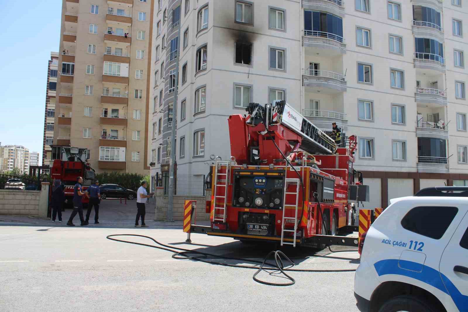 KAYSERİ'NİN KOCASİNAN İLÇESİNDE 9 KATLI BİNANIN 3. KATINDA ÇIKAN YANGIN İTFAİYE EKİPLERİ TARAFINDAN SÖNDÜRÜLDÜ.