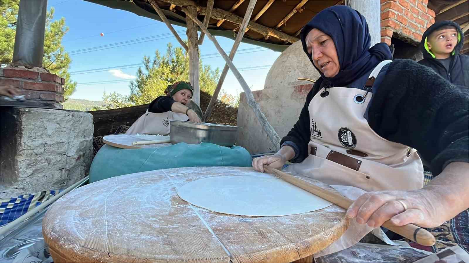 DÜZENLENEN ETKİNLİKTE AİLELER VE ÇOCUKLARI BİR ARAYA GELEREK KIŞ HAZIRLIKLARI YAPTI