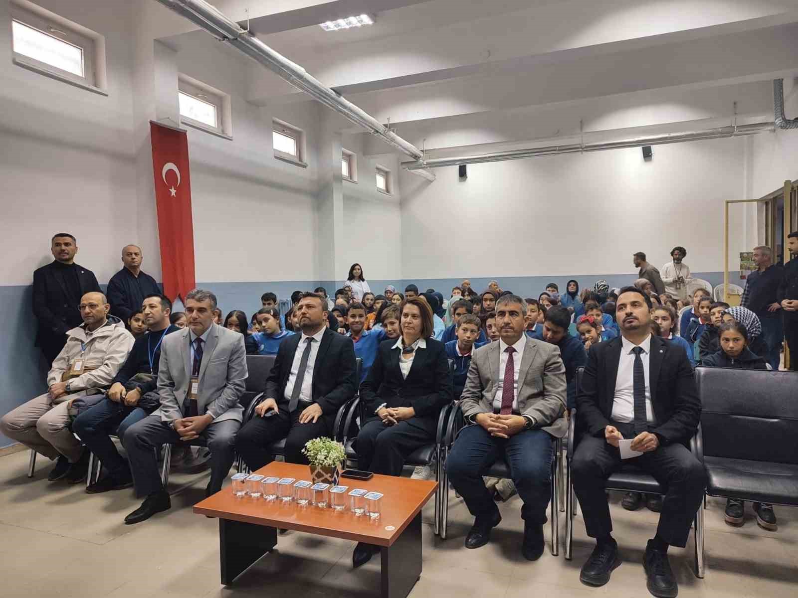 KÜTAHYA’NIN ALTINTAŞ İLÇESİNDE TÜBİTAK 4009 KAPSAMINDA GERÇEKLEŞTİRİLEN "GELENEKTEN GELECEĞE: KÖYDE BİLİM, TEKNOLOJİ VE TARIMSAL BİLGİ BULUŞMASI" PROJESİ, SÜRDÜRÜLEBİLİR TARIM SÖYLEŞİSİYLE SONA ERDİ.