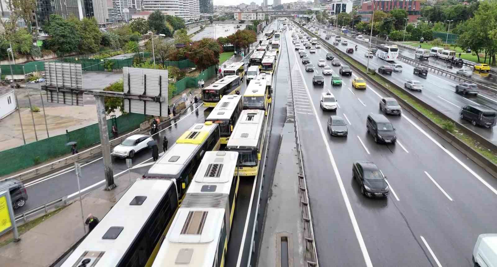 KADIKÖY D-100 KARAYOLU GÖZTEPE MEVKİİNDE ARIZALANAN İETT OTOBÜSÜ ULAŞIMI OLUMSUZ ETKİLEDİ. YAN YOLDA ARIZA YAPAN OTOBÜS NEDENİYLE TRAFİK KİLOMETRELERCE UZARKEN, DURAKLARDA YOĞUNLUK OLUŞTU. BAZI VATANDAŞLARIN BARİYERLERİ AŞARAK BAŞKA OTOBÜSLERE YÖNELMESİ HAVADAN GÖRÜNTÜLENDİ.