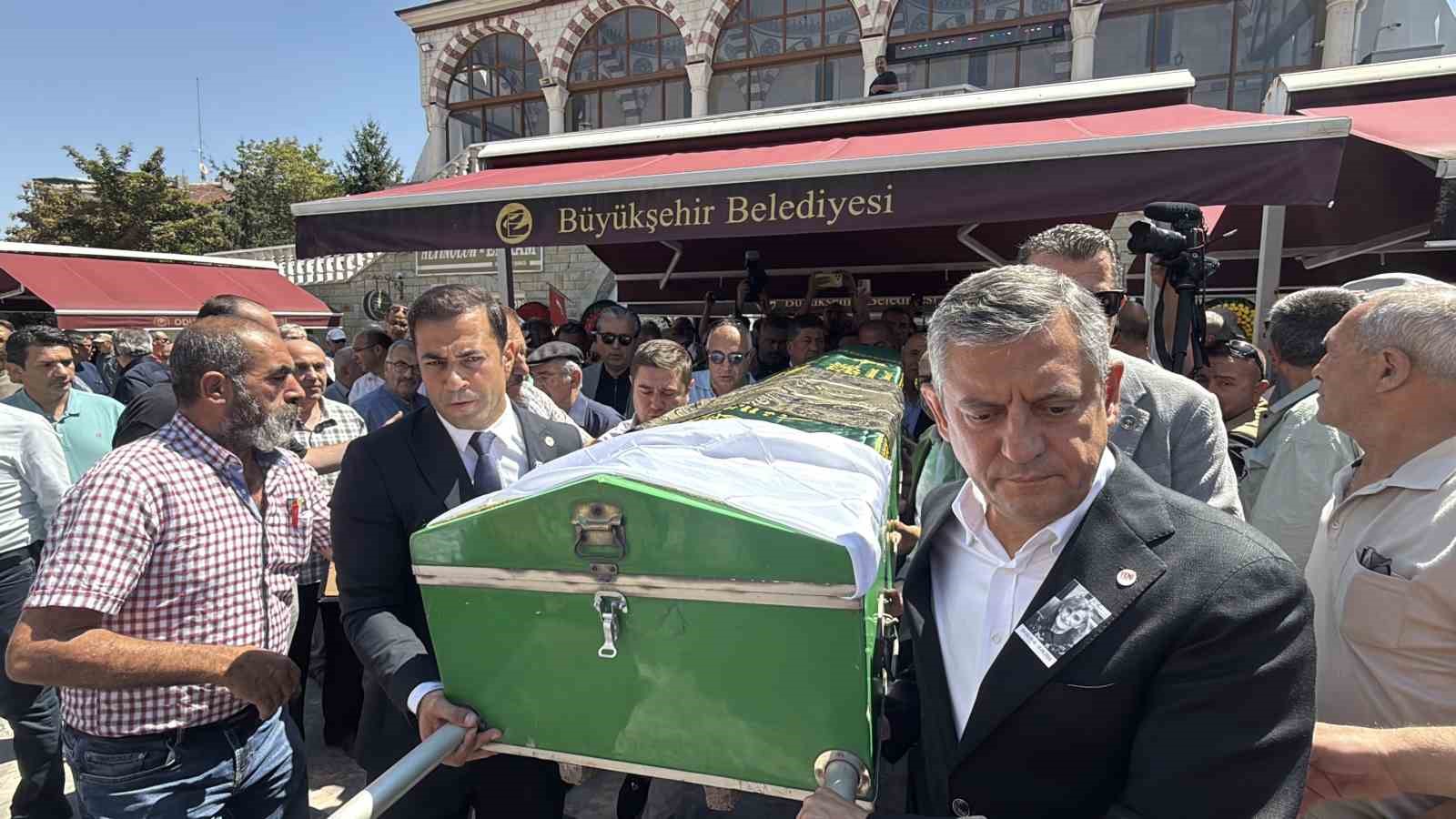 ESKİ ESKİŞEHİR BÜYÜKŞEHİR BELEDİYE BAŞKANI YILMAZ BÜYÜKERŞEN'İN 78 YAŞINDA HAYATINI KAYBEDEN KARDEŞİ GÜZİN BÜYÜKERŞEN, KILINAN CENAZE NAMAZININ ARDINDAN ASRİ MEZARLIK'TA TOPRAĞA VERİLDİ.