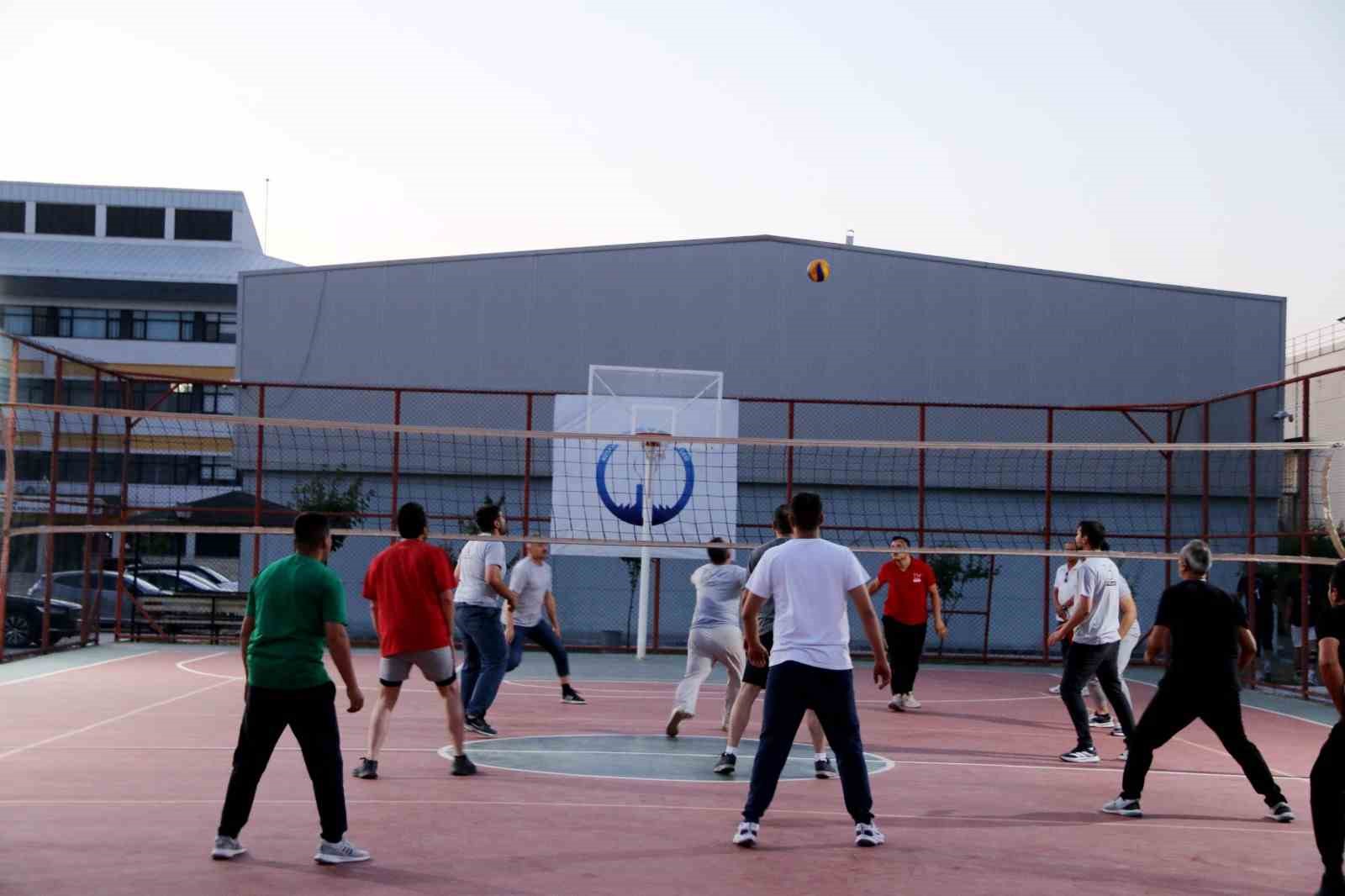 KÜTAHYA ORGANİZE SANAYİ BÖLGESİ (OSB) YÖNETİM KURULU BAŞKANLIĞI TARAFINDAN DÜZENLENEN FİRMALAR ARASI VOLEYBOL TURNUVASI, ÇEKİŞMELİ MÜSABAKALARIN ARDINDAN TAMAMLANDI.