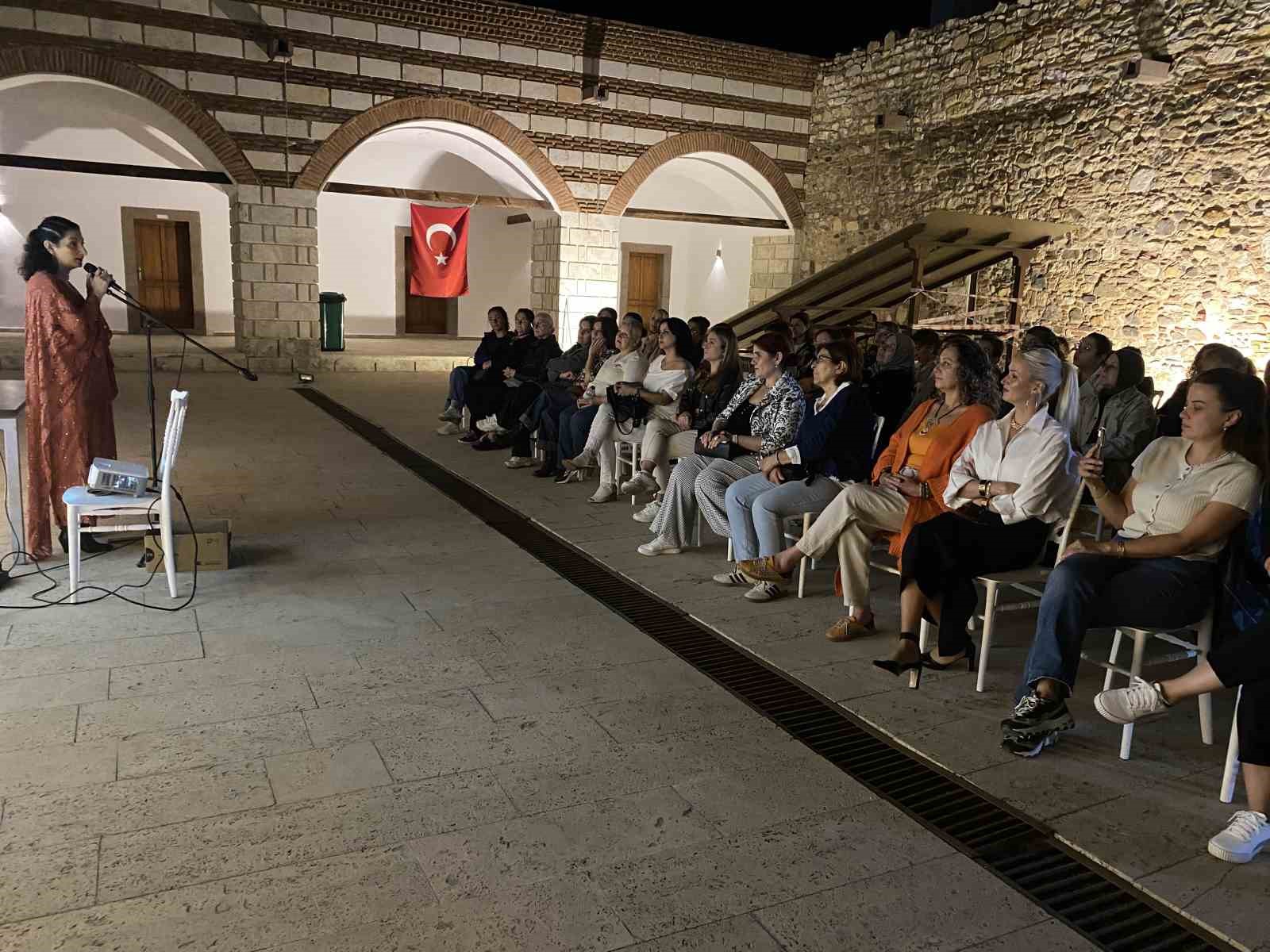 ALAŞEHİR’İN ANTİK ÇAĞLARDAN GÜNÜMÜZE UZANAN KADIN FİGÜRLERİ, MİTOLOJİ, İNANÇ, KÜLTÜREL MİRAS VE TOPLUMSAL BELLEK ÇERÇEVESİNDE DÜZENLENEN "ALAŞEHİR’İN KADİM KADINLARI-KENTİN DİŞİL BELLEĞİNE YOLCULUK" SEMİNERİNDE ELE ALINDI.