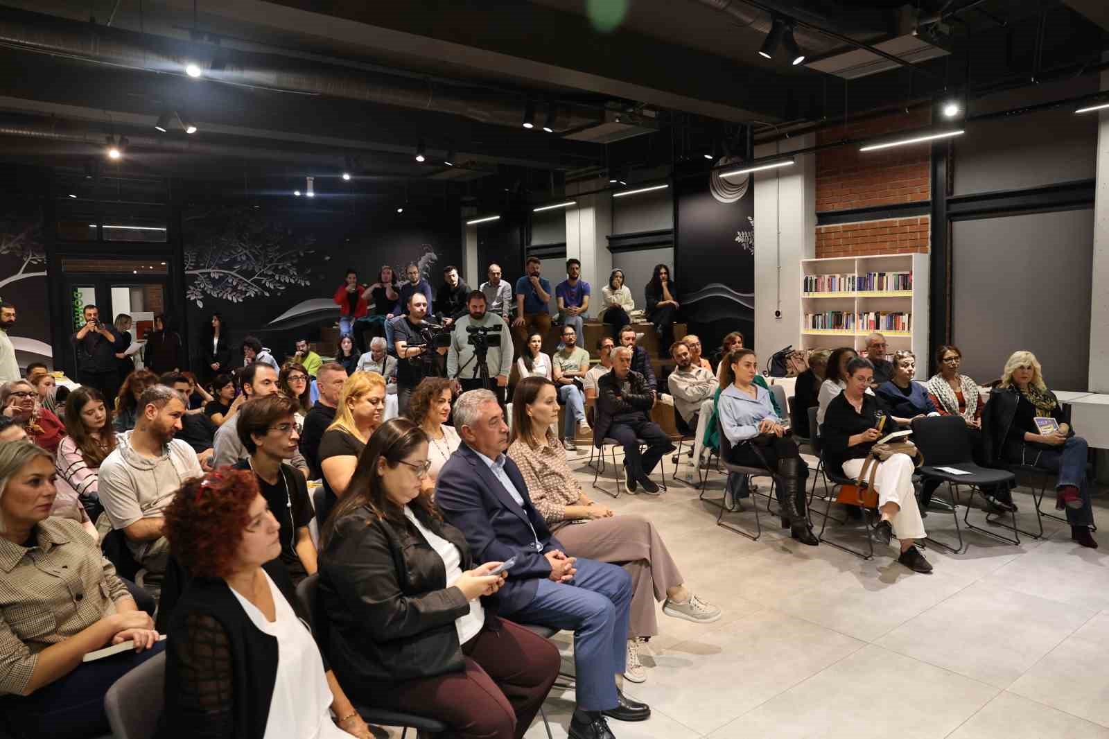 NİLÜFER BELEDİYESİ'NİN DÜZENLEDİĞİ KOZA BULUŞMALARI'NA KONUK OLAN ALPER CANIGÜZ, SON ROMANI "ÖRÜMCEK BURGACI" ÜZERİNDEN HİPERDEMOKRASİ, ÇOĞUNLUĞUN TAHAKKÜMÜ VE EDEBİYATIN HAKİKAT ARAYIŞINDAKİ ROLÜNÜ ANLATTI.